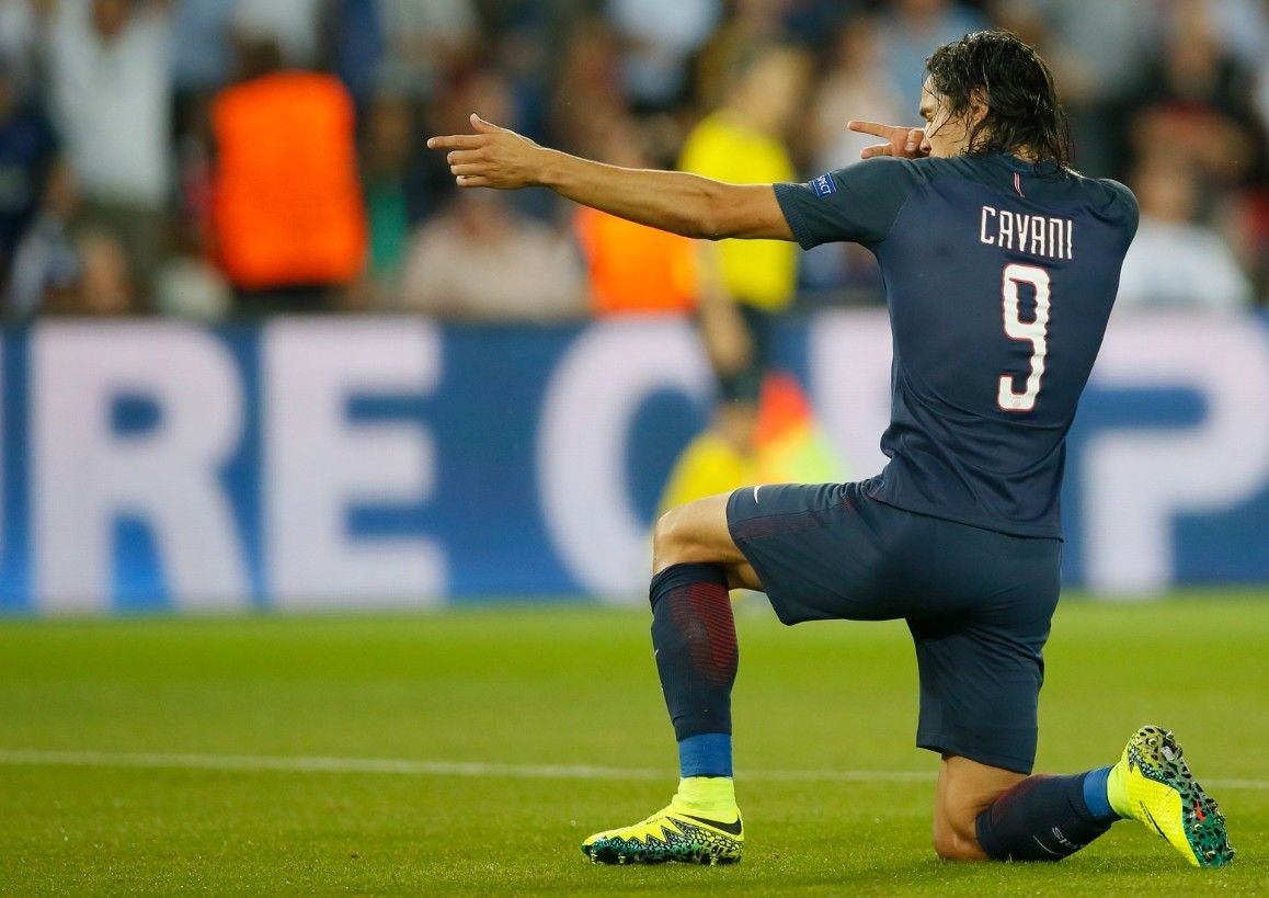 Edinson Cavani celebrando un gol con el PSG frente al Arsenal en Champions League
