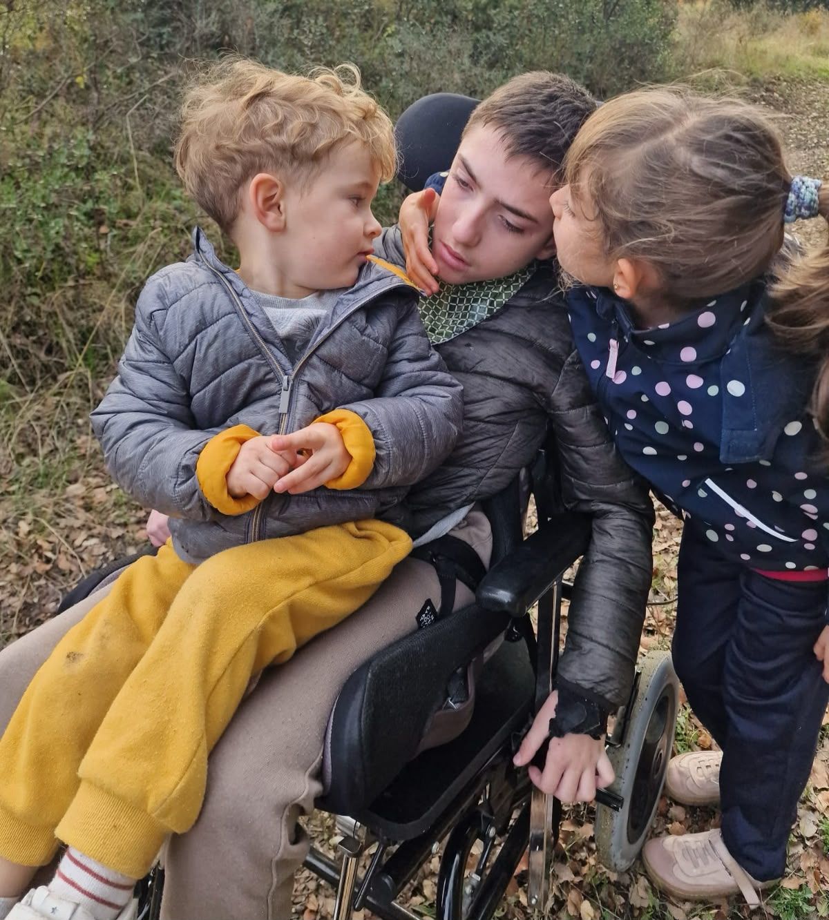Ekhi es el hermano pequeño de Hodei e Ilargi, ambos diagnosticados con la enfermedad de Batten CLN6