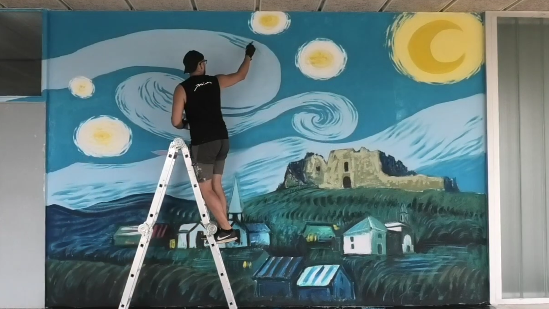 El artista Fernando Yáñez durante el proceso de creación del mural El artista Fernando Yáñez durante el proceso de creación del mural