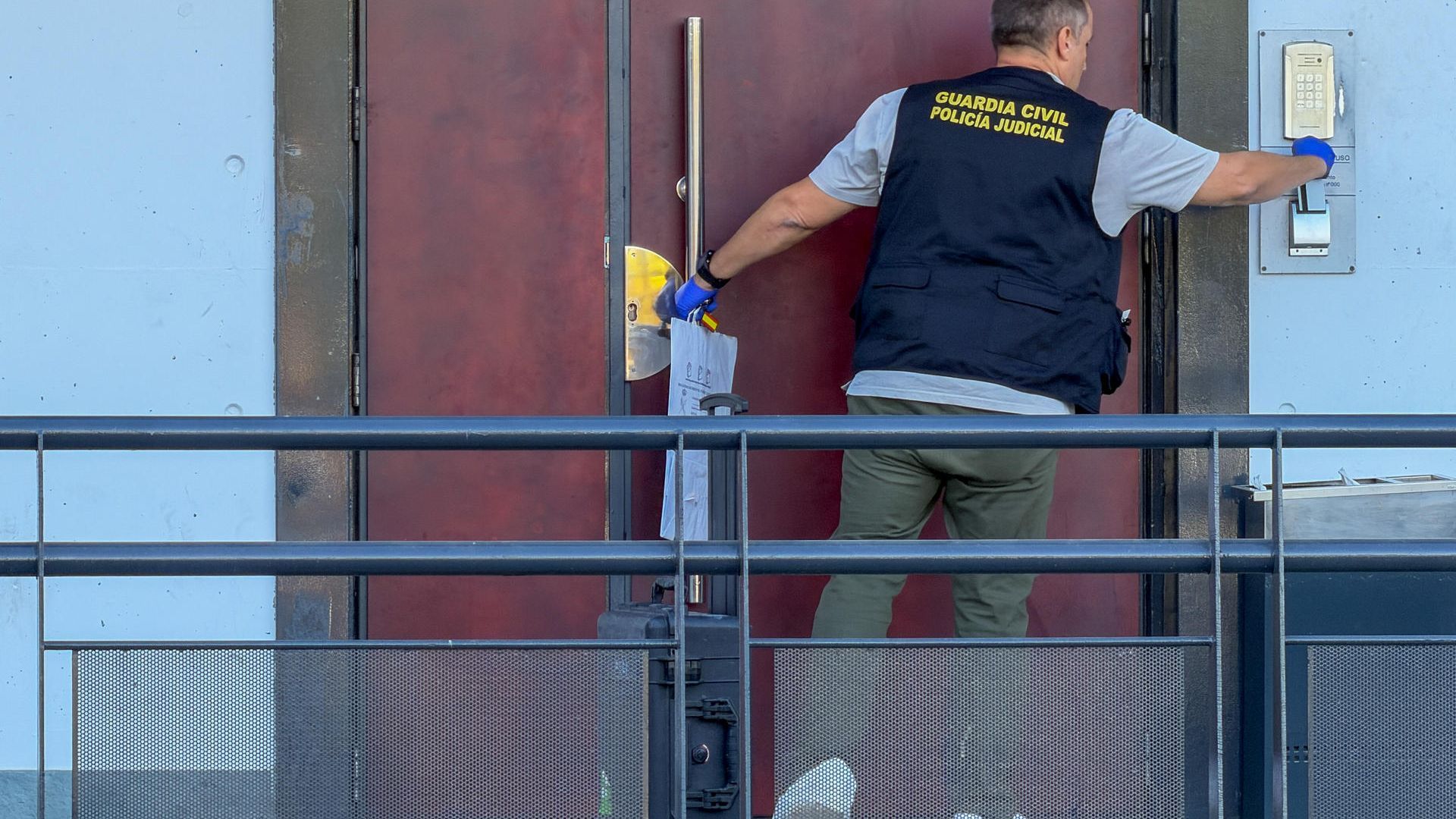El asesino de la mujer degollada con un cúter en un apartamento turístico de Bormujos, Sevilla, intentó matar a otra que logró escapar El asesino de la mujer degollada con un cúter en un apartamento turístico de Bormujos, Sevilla, intentó matar a otra que logró escapar