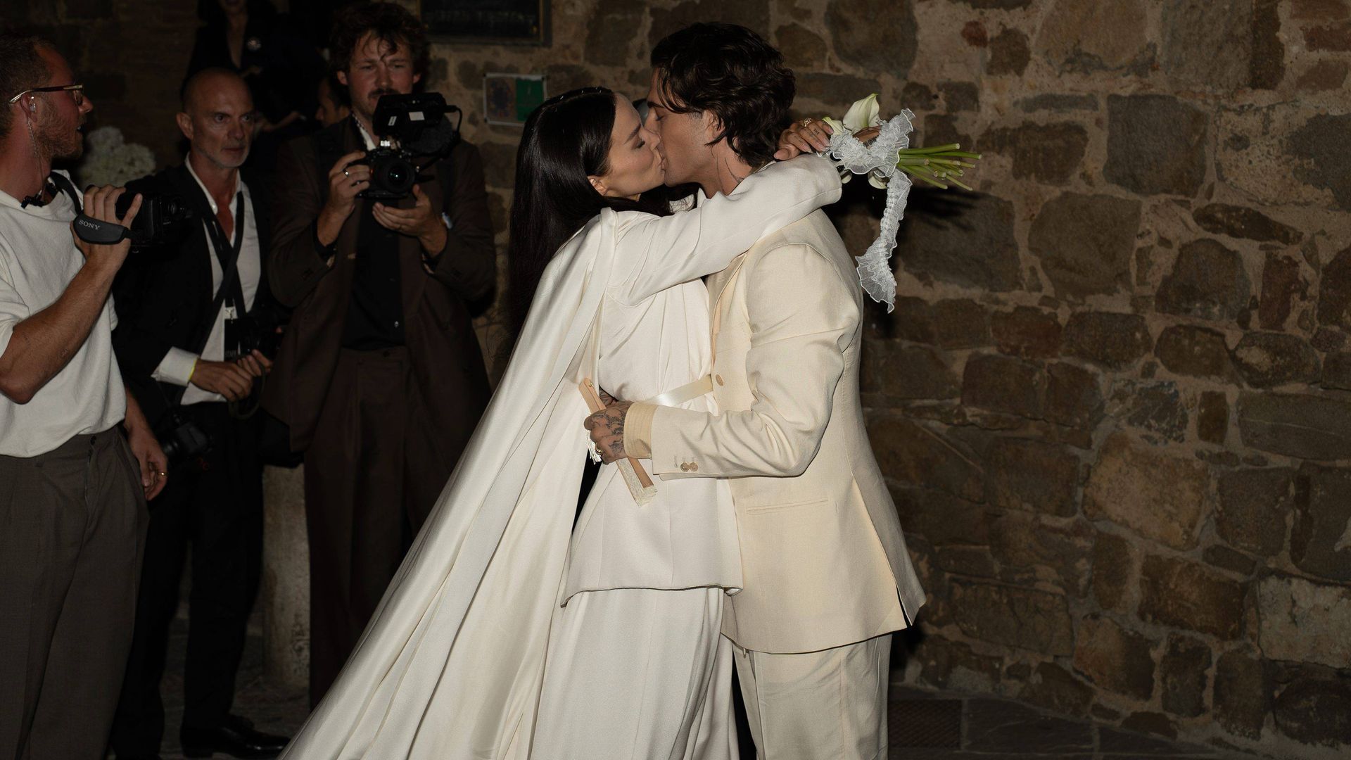 El beso de Damiano David y Dove Cameron tras haberse dado el 'sí, quiero'