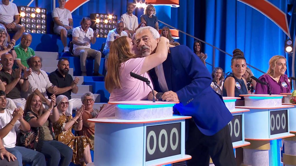 Carlos Sobera, ante el efusivo saludo de una concursante: "Eso ha sido un beso de amigos"