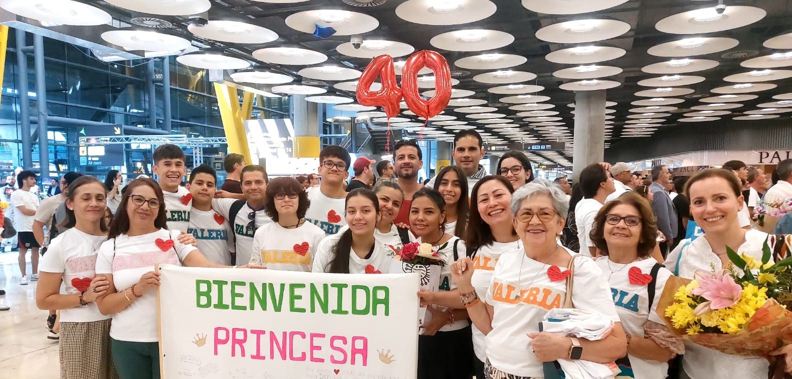 El recibimiento a Valeria Arango Trujillo en Madrid tras permanecer dos semanas hospitalizada en Australia
