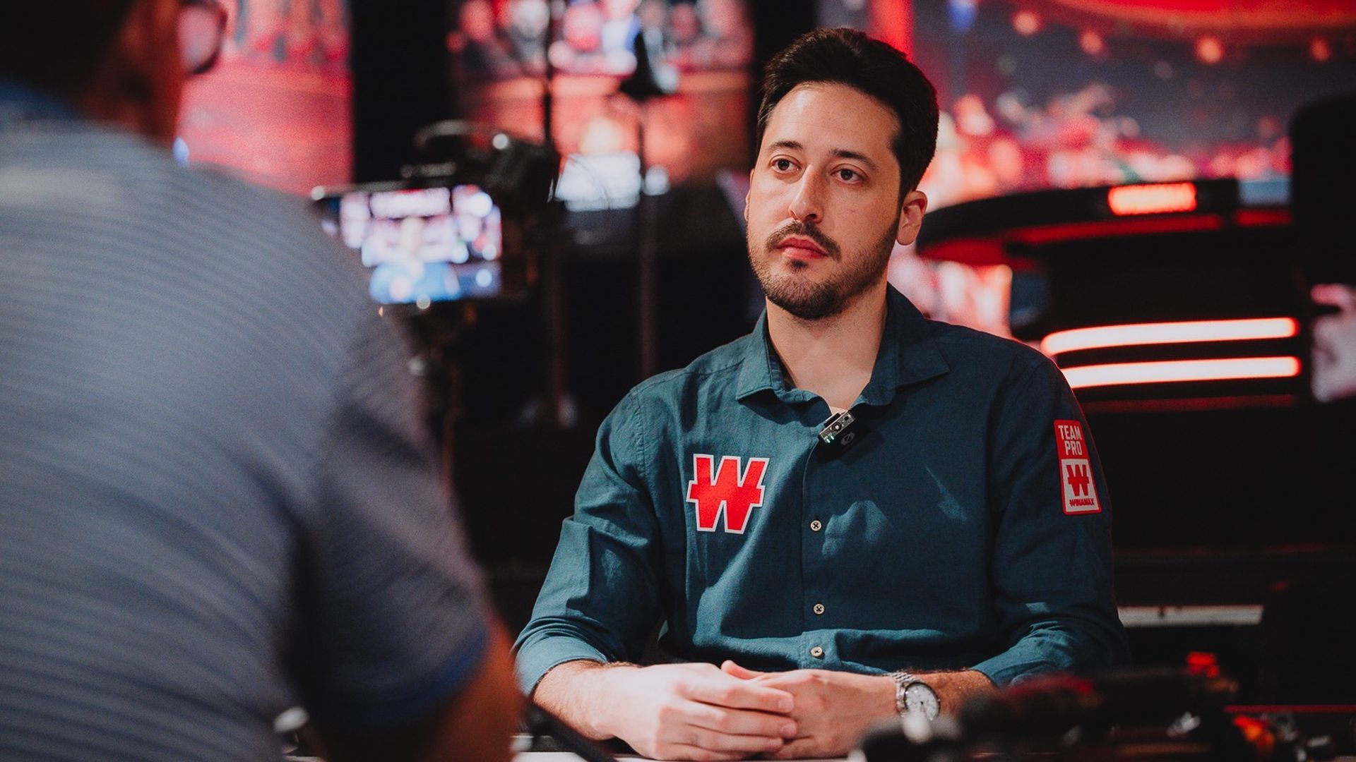 Entrevista con Adrián Mateos