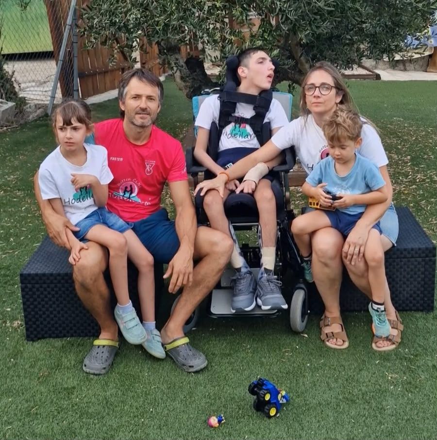 Esta familia ha puesto en marcha la asociación Hodeilargi para ayudar a mejorar su calidad de vida y, sobre todo, intentar encontrar una cura allá donde la haya.