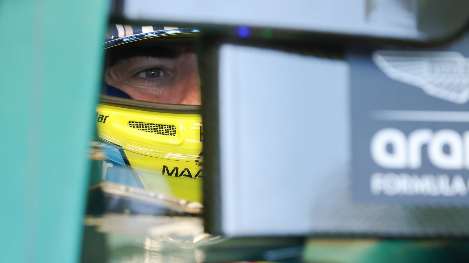 Fernando Alonso sentado dentro del AMR26 en el box de Aston Martin