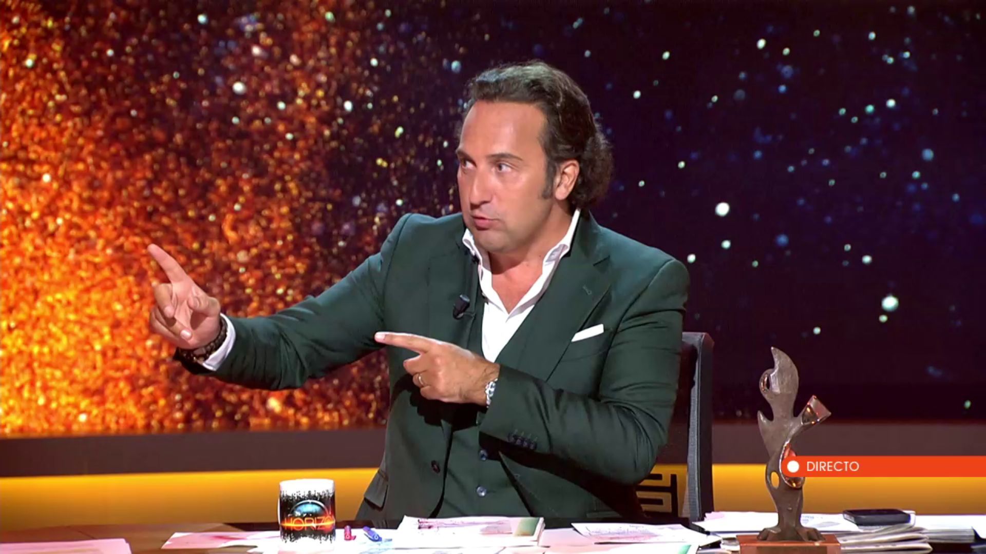 Iker Jiménez reacciona al lapsus de Carlos Bardem antes del desahucio de Maricarmen: "Pensé que me estabais gastando una broma"