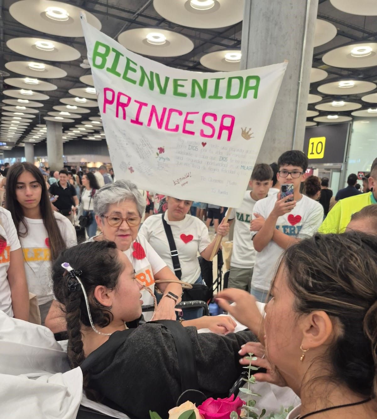Imágenes del recibimiento a Valeria en Madrid tras su viaje desde Australia