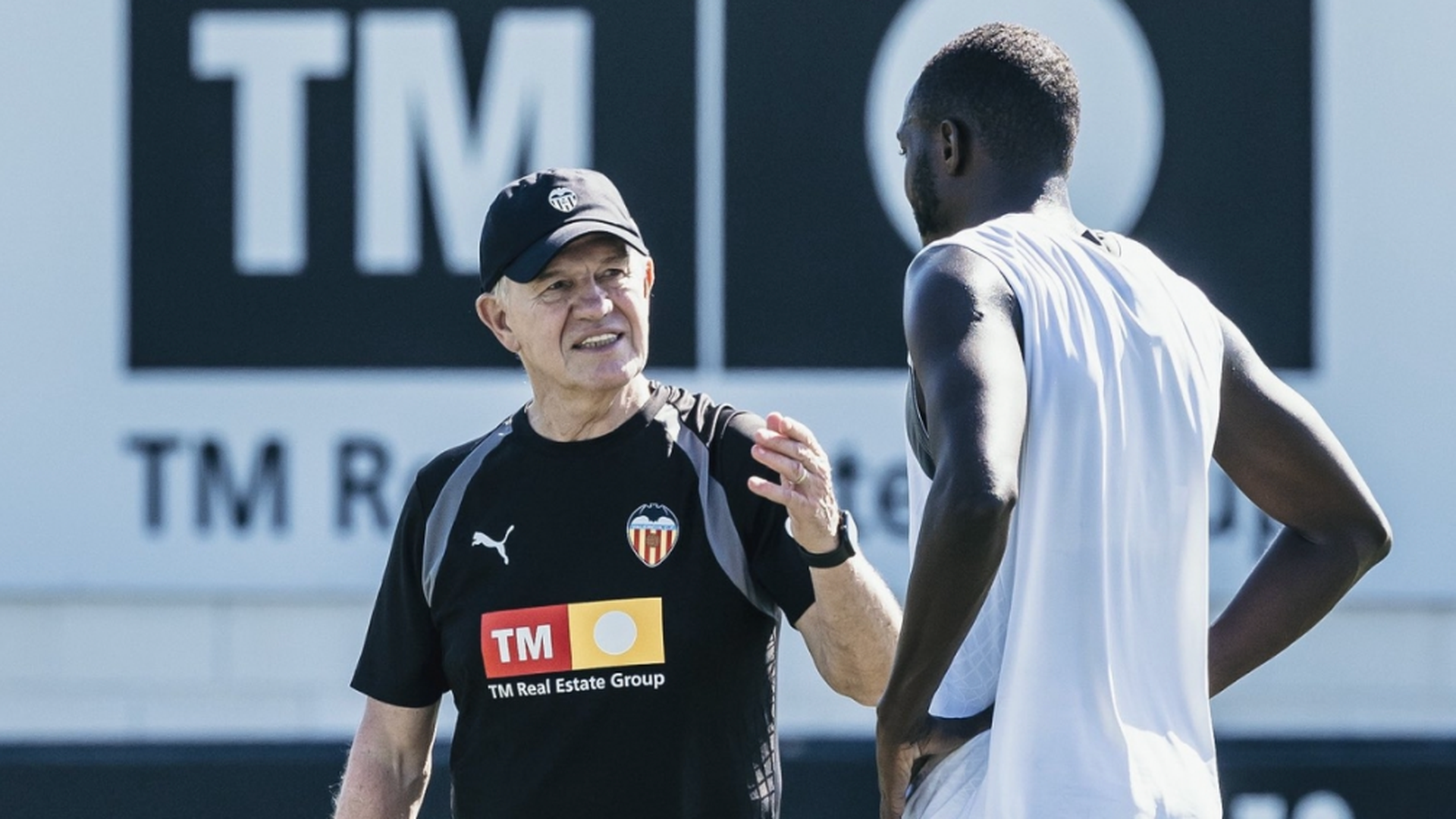 Javier Aguirre habla en Paterna con Diakhaby