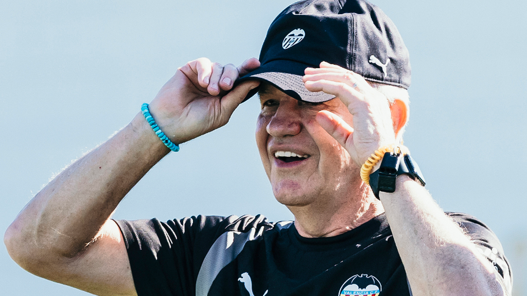 Javier Aguirre dirige su primer entrenamiento