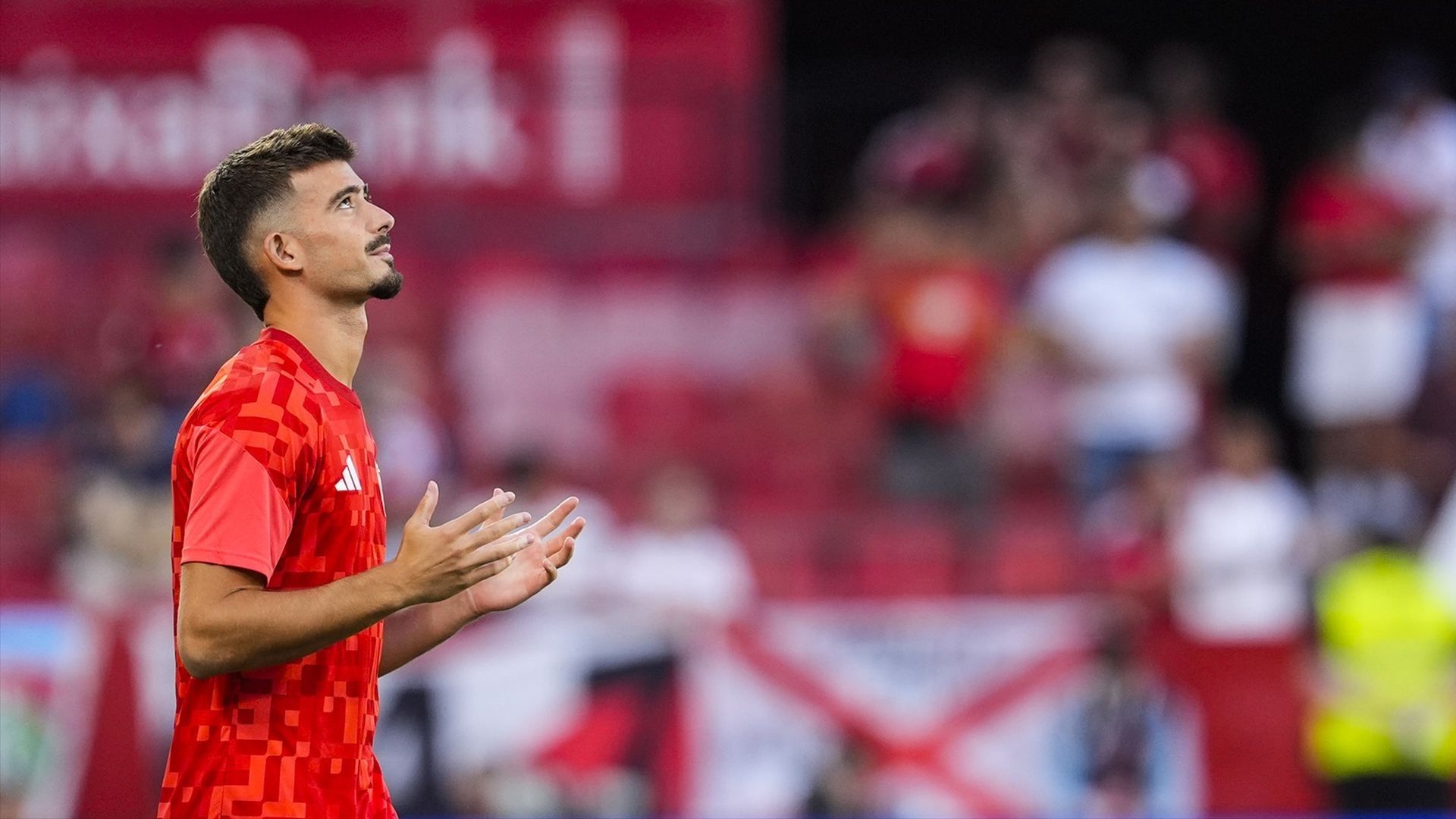 Kike Salas, calentando en un partido de esta temporada Kike Salas, calentando en un partido de esta temporada