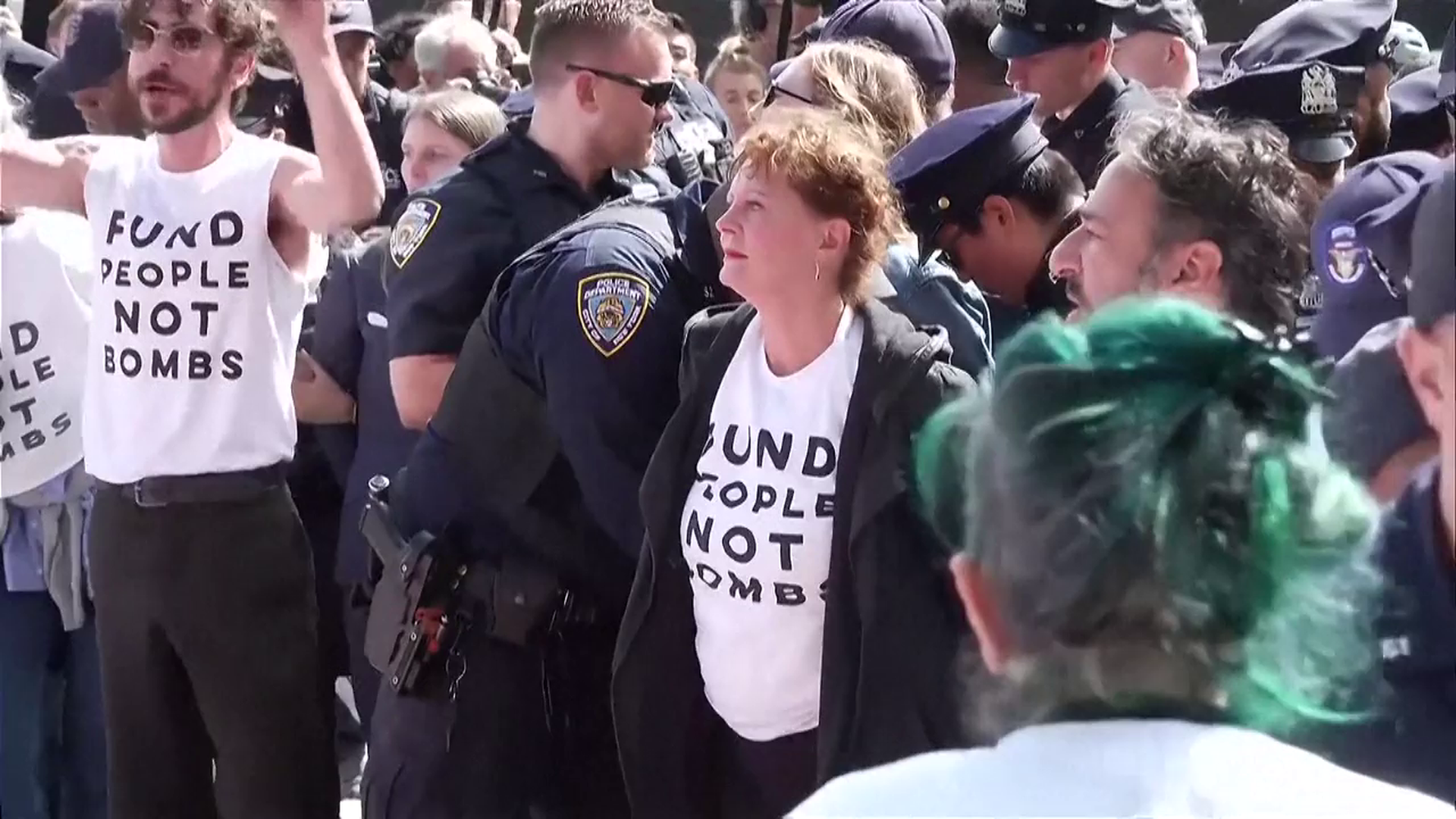 La actriz Susan Sarandon, detenida en Nueva York en una protesta para exigir el fin del suministro de armas de Estados Unidos a Israel