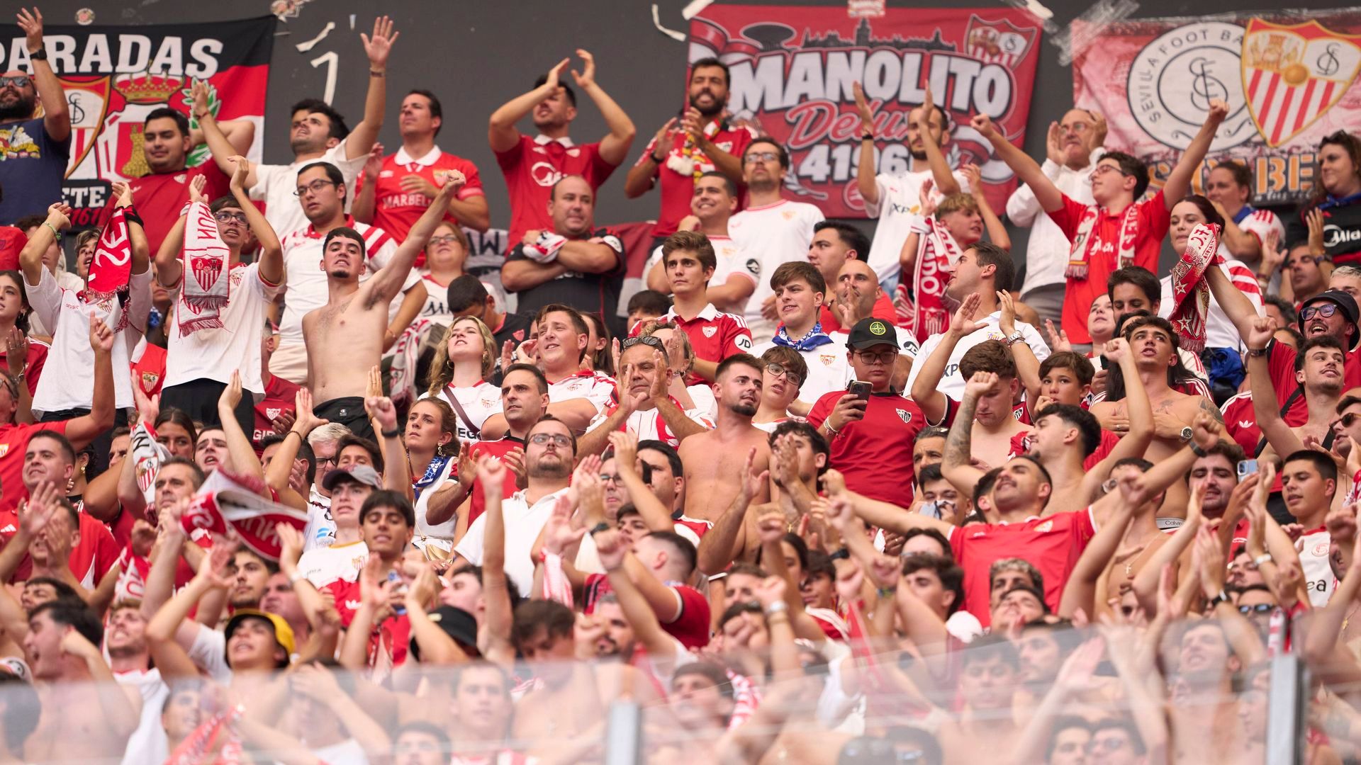 La afición del Sevilla, en San Mamés La afición del Sevilla, en San Mamés