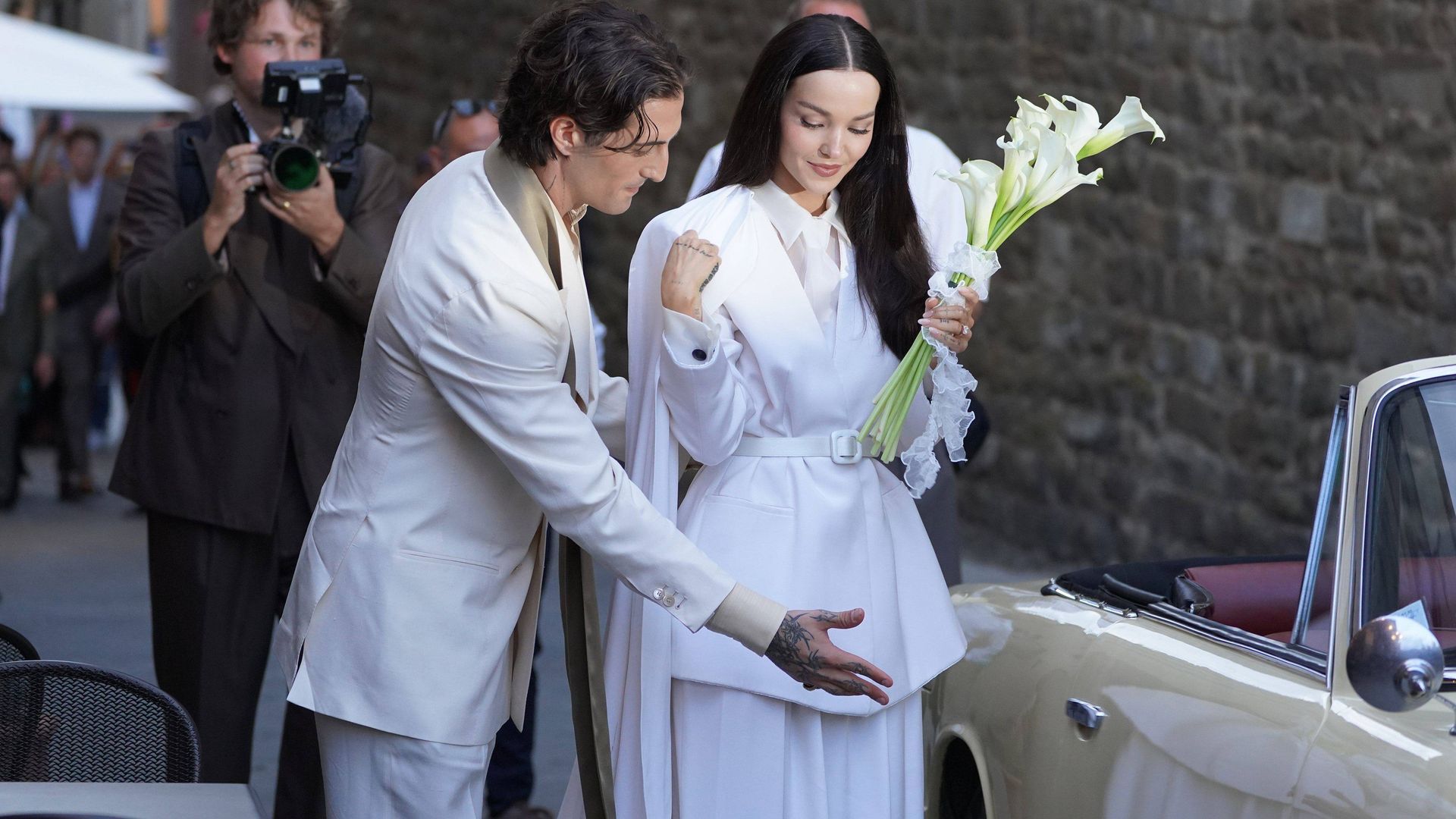 La boda de Damiano David y Dove Cameron en la Toscana: sin vestido de novia, con looks combinados y en una finca de lujo