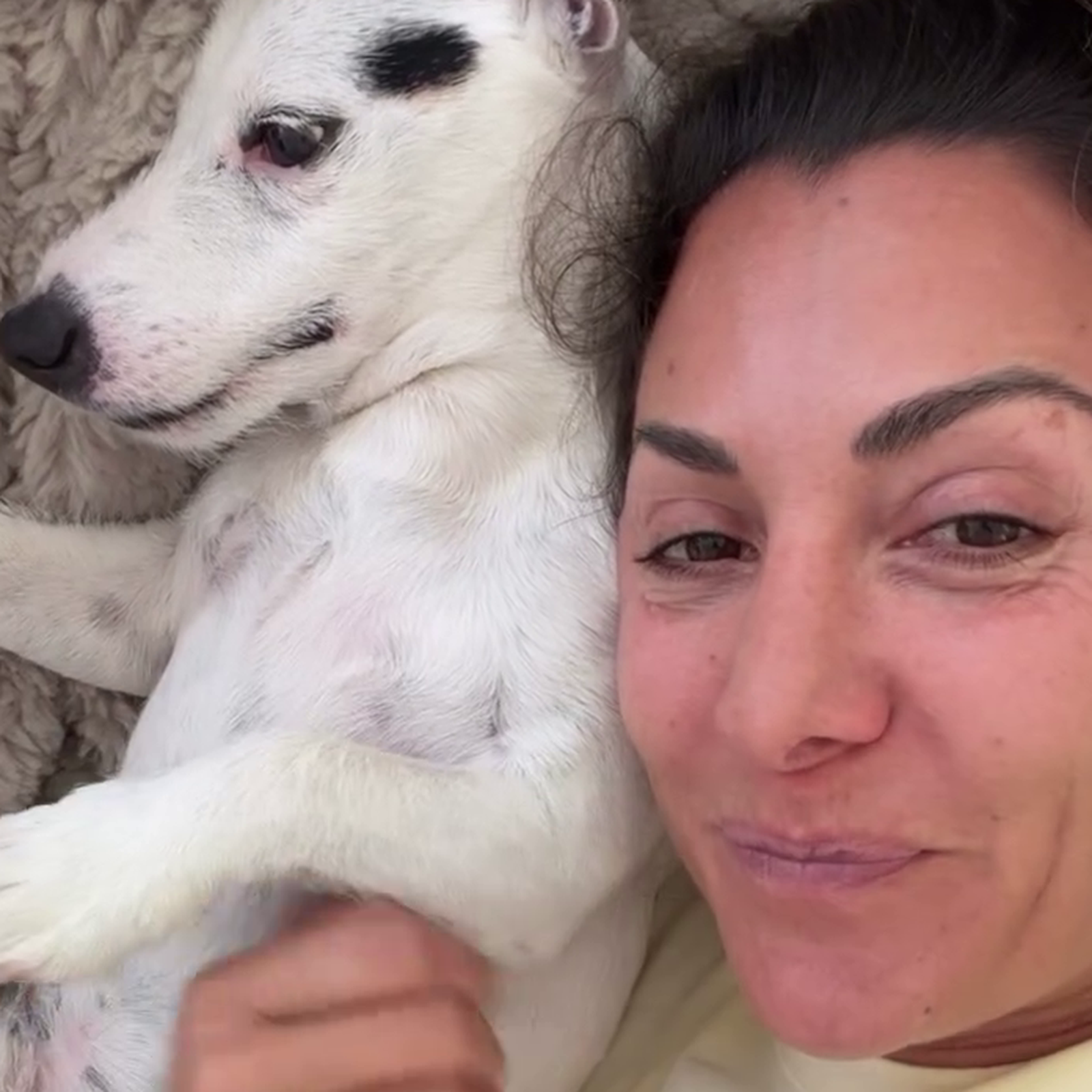 Nagore Robles recuperándose en compañía de su perro