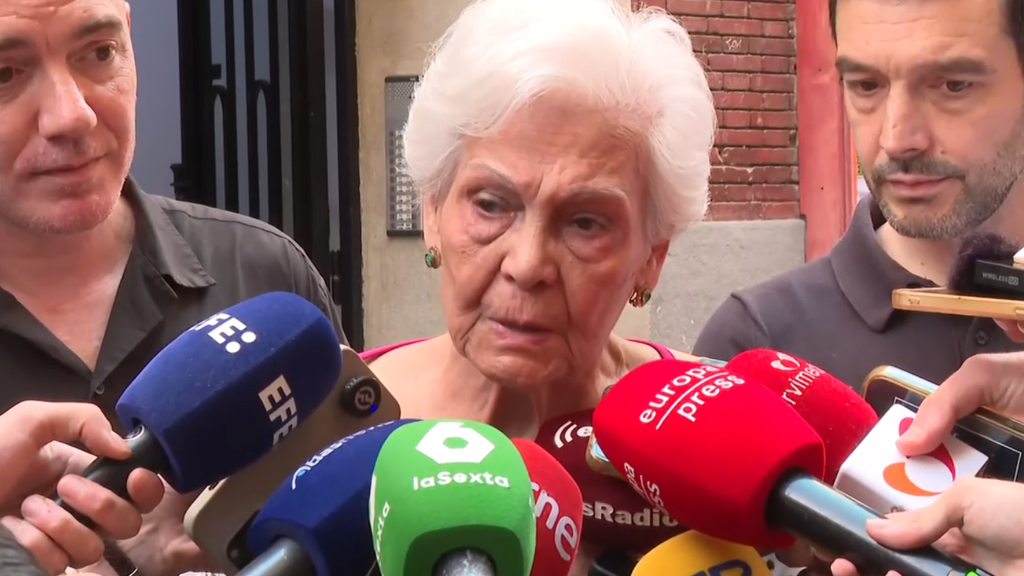 Paquita, de 83 años y al borde del llanto, la quieren desahuciar en Madrid: "Aquí murió mi marido y pago 1.150 euros, voy a defender mi casa"