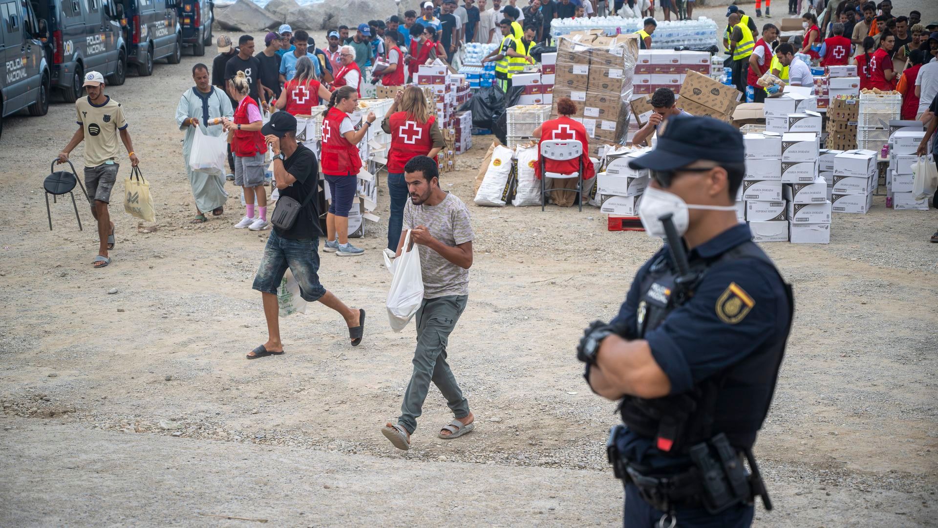 Reparto de comida a inmigrantes en la playa del Trampolín, Ceuta Reparto de comida a inmigrantes en la playa del Trampolín, Ceuta