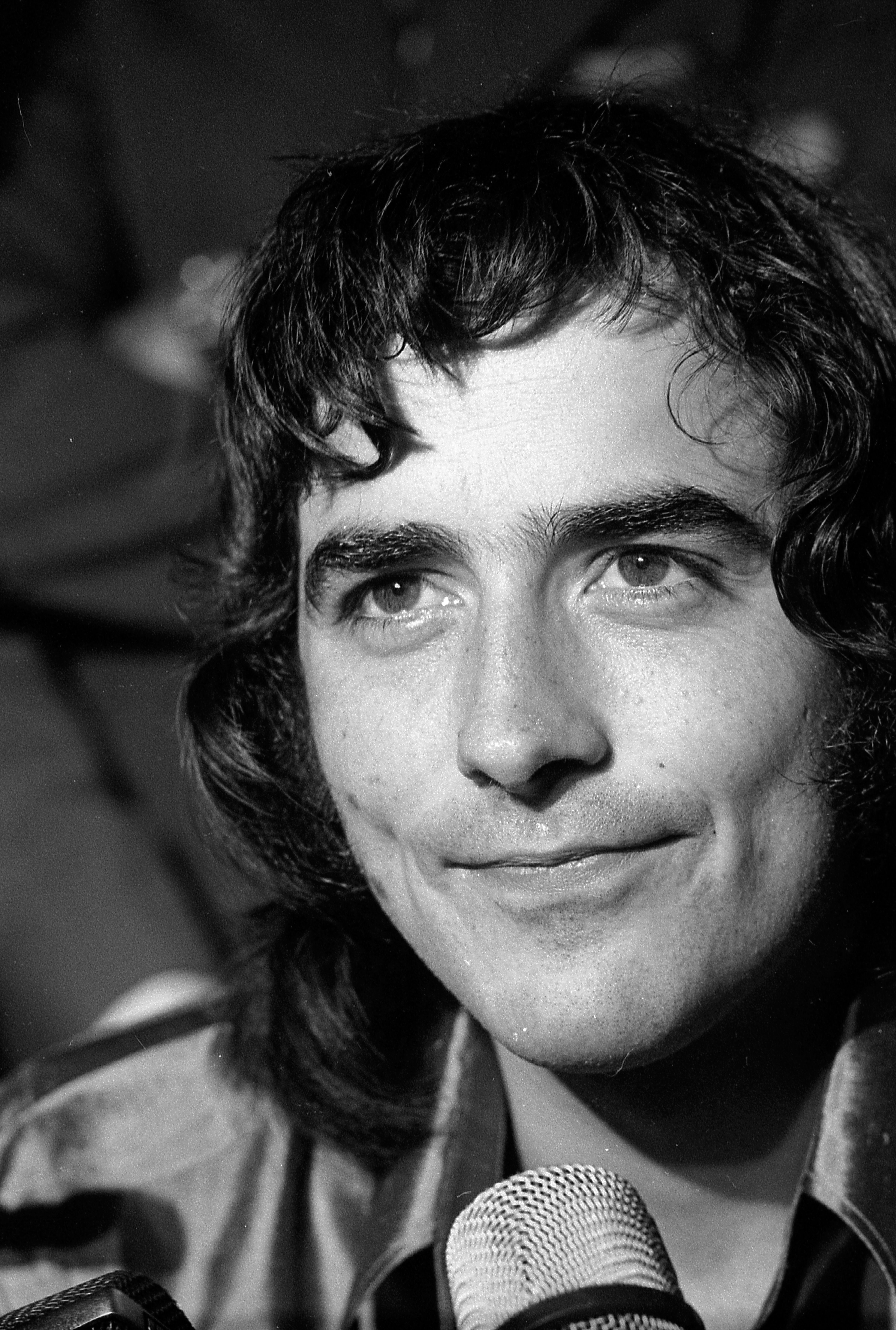 Serrat, en los años 60, durante una rueda de prensa en Buenos Aires