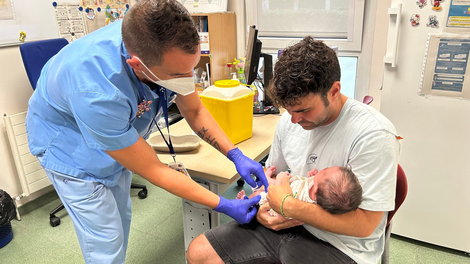 Un bebé recibe la vacuna contra la bronquiolitis en el centro de salud de Sopelana, Vizcaya Un bebé recibe la vacuna contra la bronquiolitis en el centro de salud de Sopelana, Vizcaya