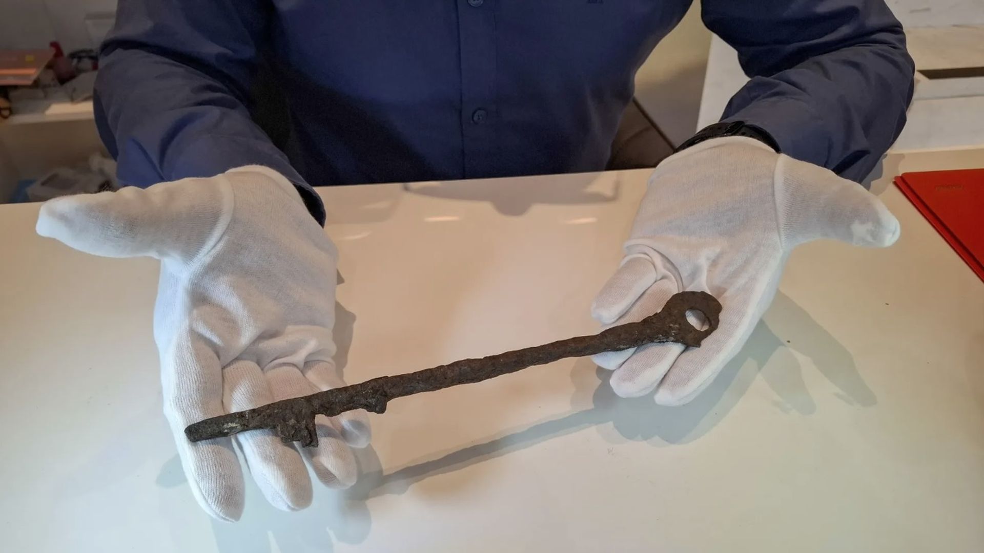 Un perito encuentra una llave que podría ser de la Alhambra en el doble fondo de una maleta antigua comprada en un rastro en Málaga: "No tengo duda"