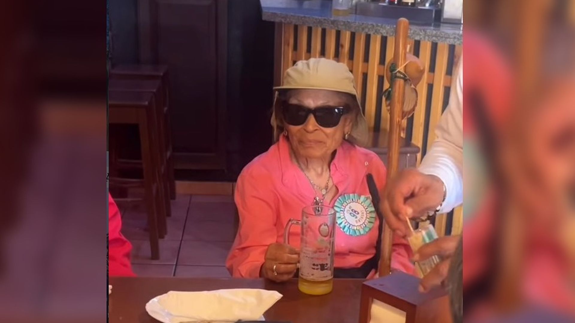 “Una cervecita en el camino antes del último empujón”, señala su guía y acompañante, Edu Ramos