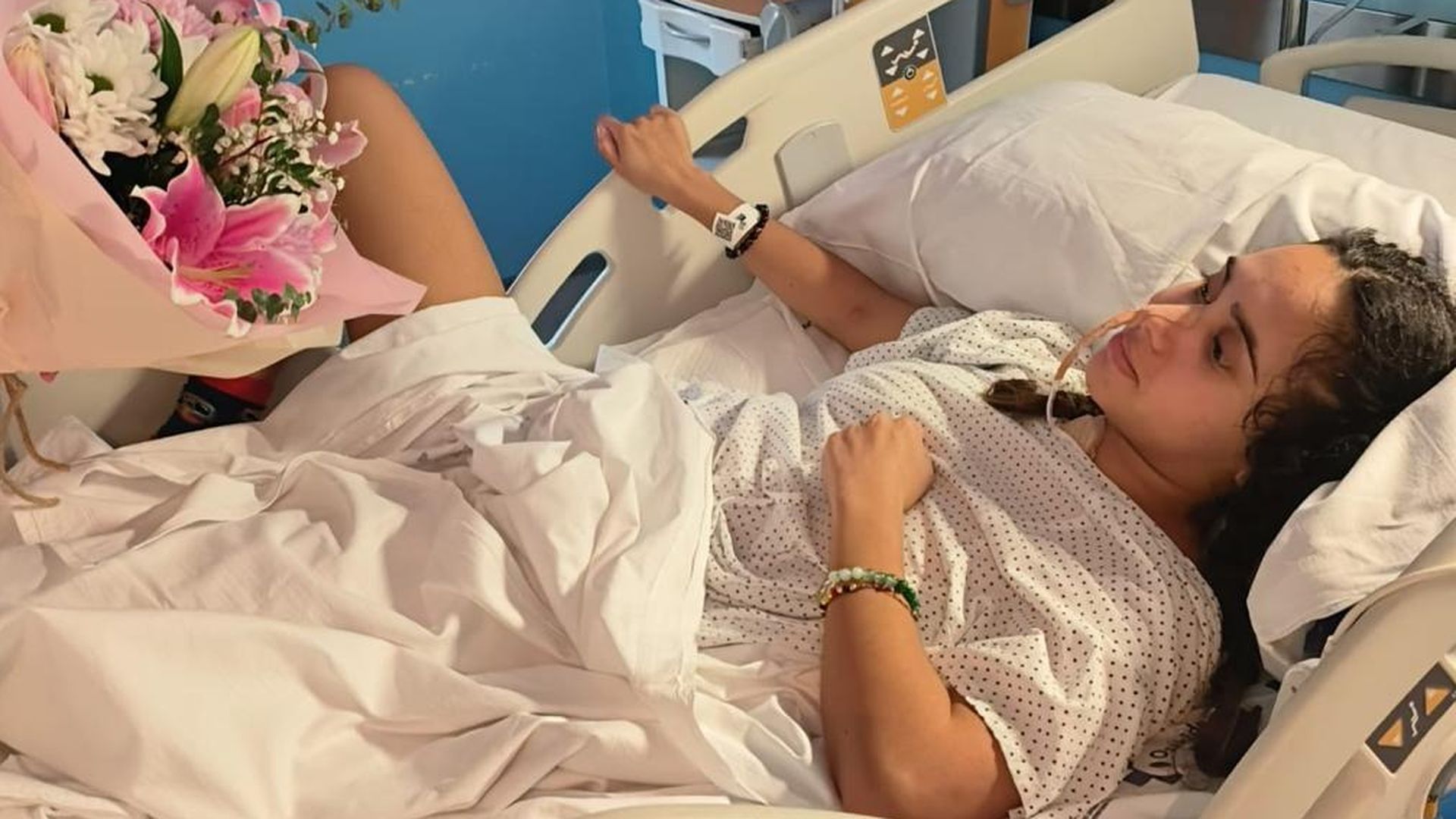 Valeria, la joven que sufrió un grave accidente en Australia, recibe la visita de una de sus amigas en el Hospital Cruces Valeria, la joven que sufrió un grave accidente en Australia, recibe la visita de una de sus amigas en el Hospital Cruces
