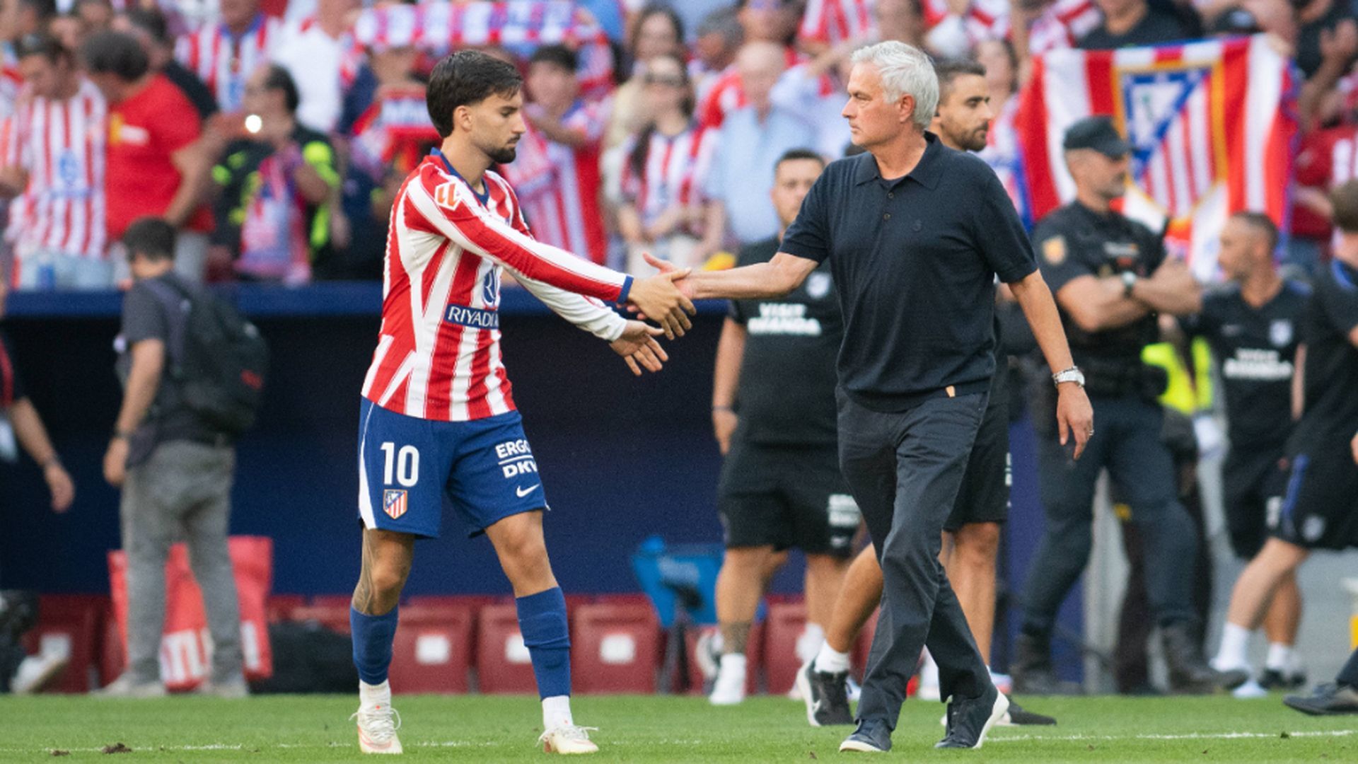Álex Baena y José Mourinho, en el Metropolitano
