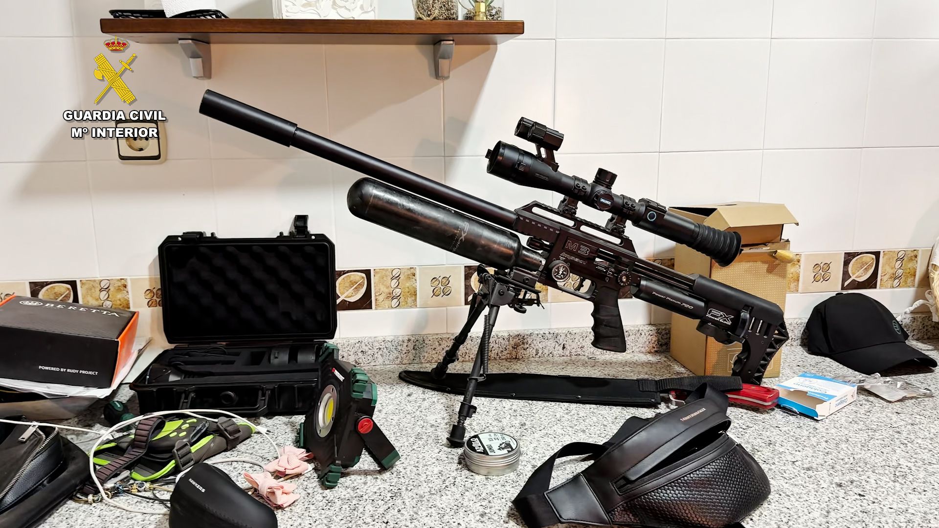 Arma larga con mirilla que también fue intervenida