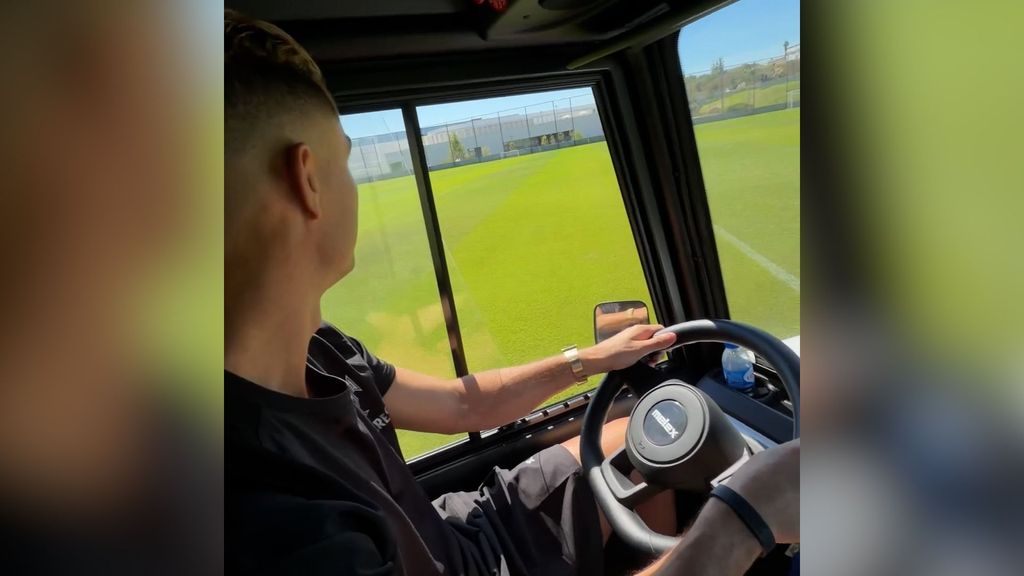 Cristiano Ronaldo llega en buggy al entrenamiento de Portugal: "¡Que vas por mitad del campo!"