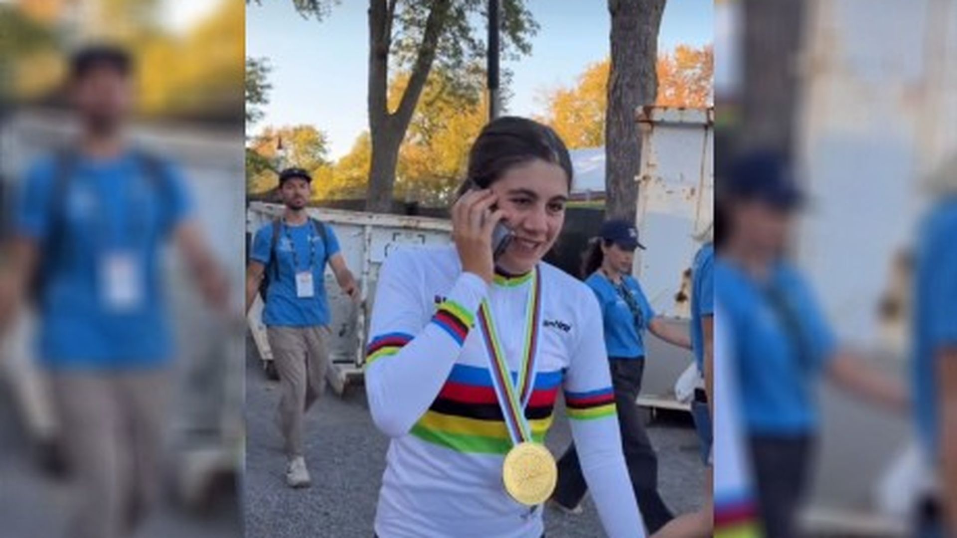La emoción de la compostelana Alejandra Neira tras convertirse en campeona del mundo júnior de ciclismo: "Mamá, la que he liado" La emoción de la compostelana Alejandra Neira tras convertirse en campeona del mundo júnior de ciclismo: "Mamá, la que he liado"