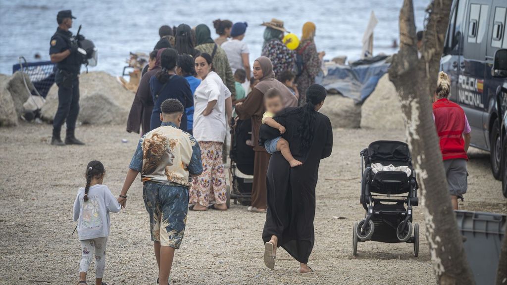 La Policía despliega un operativo especial para filiar a los menores migrantes que están en las playas de Ceuta
