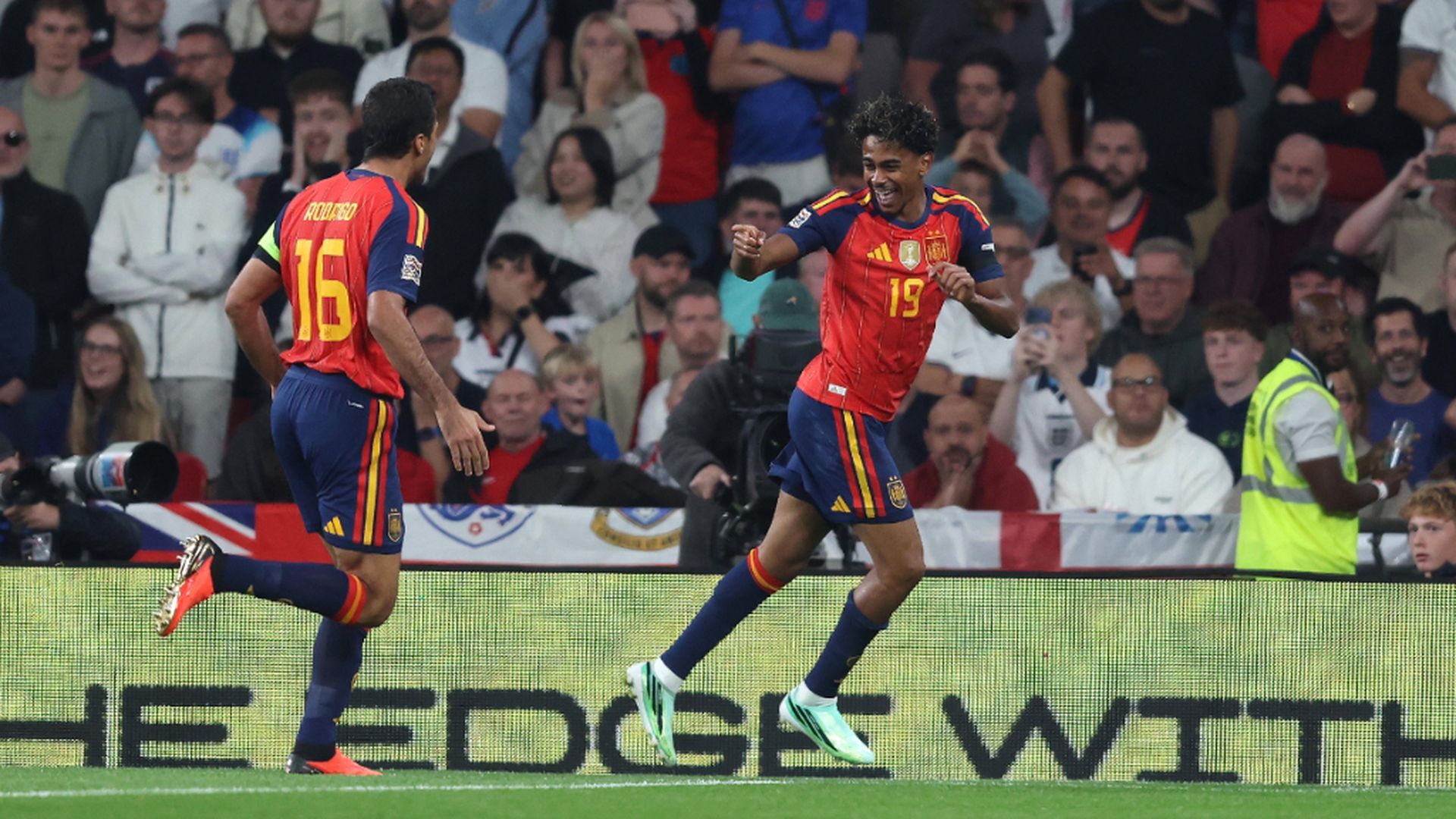 Lamine Yamal, celebrando el 0-1 en Wembley con Rodri Lamine Yamal, celebrando el 0-1 en Wembley con Rodri