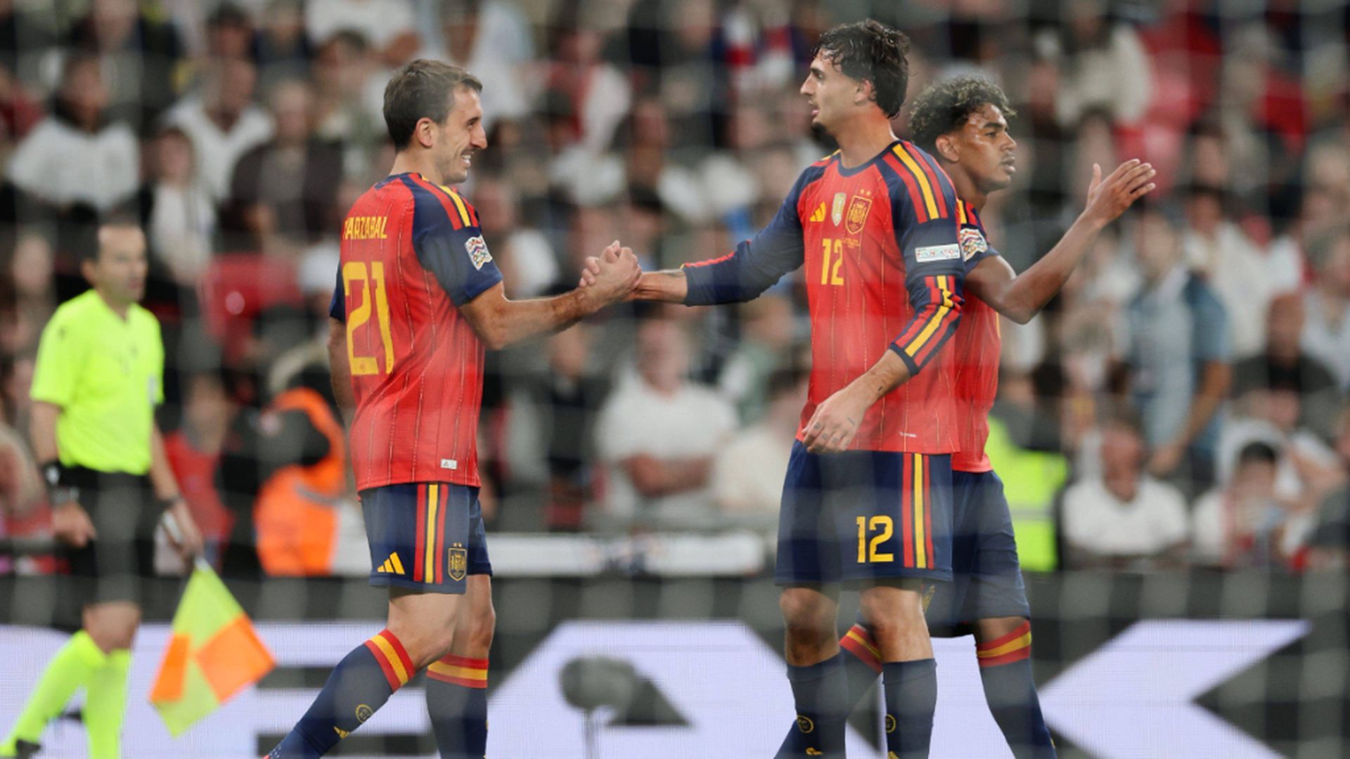 Mikel Oyarzabal, celebrando con Marc Pubill el 2-3 de España en Wembley
