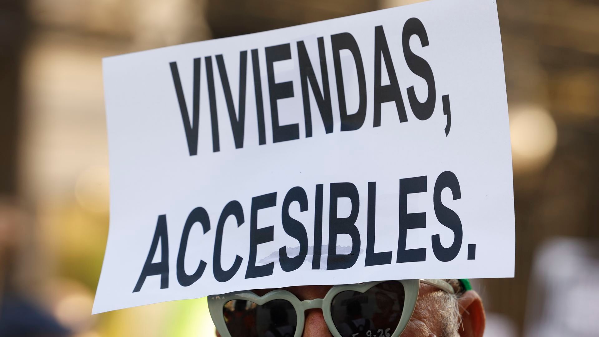 Miles de personas protestan contra los desahucios y por el derecho a la vivienda en Madrid: 'Ni una Maricarmen más'
