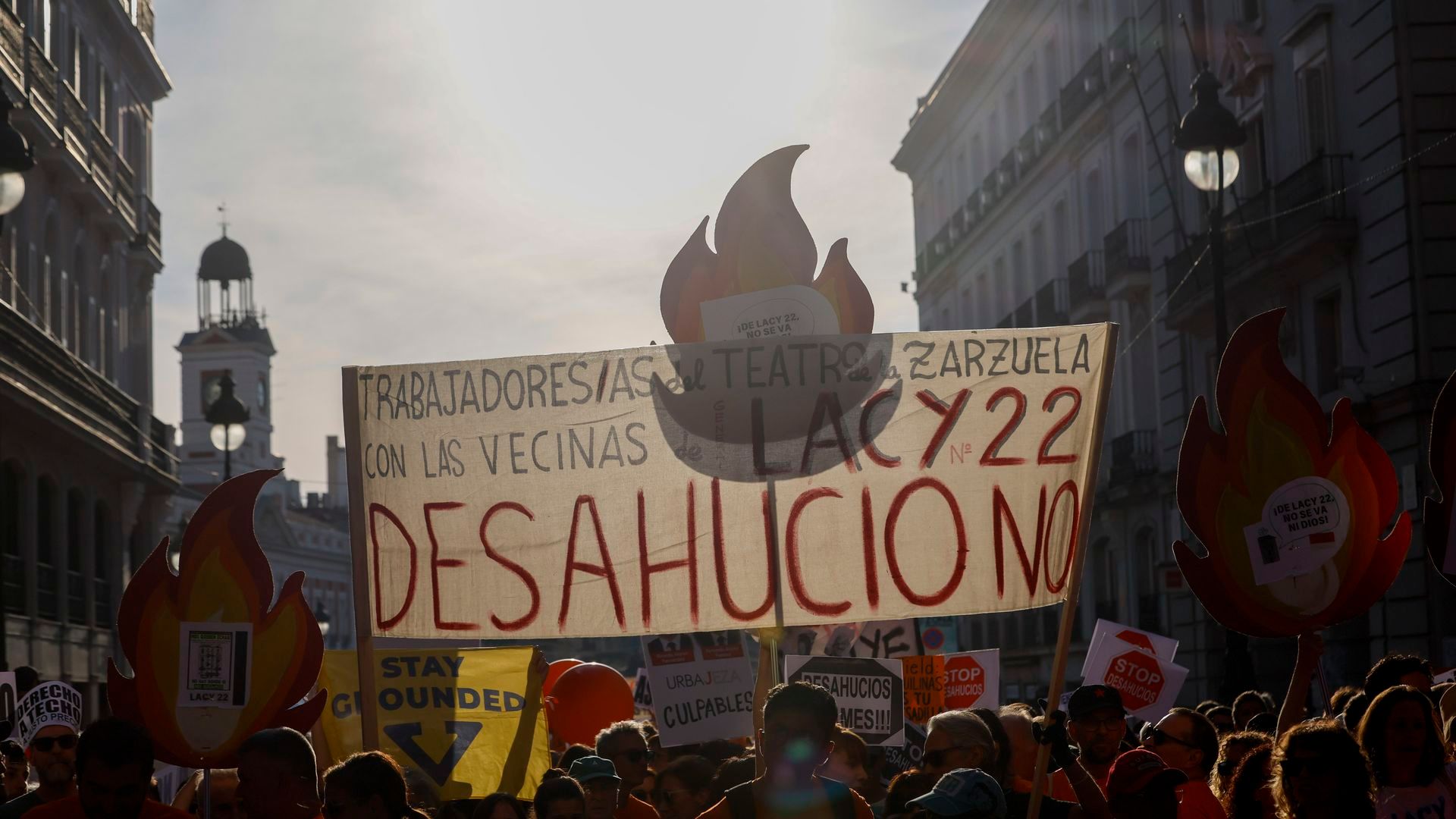 Miles de personas protestan contra los desahucios y por el derecho a la vivienda en Madrid: 'Ni una Maricarmen más'