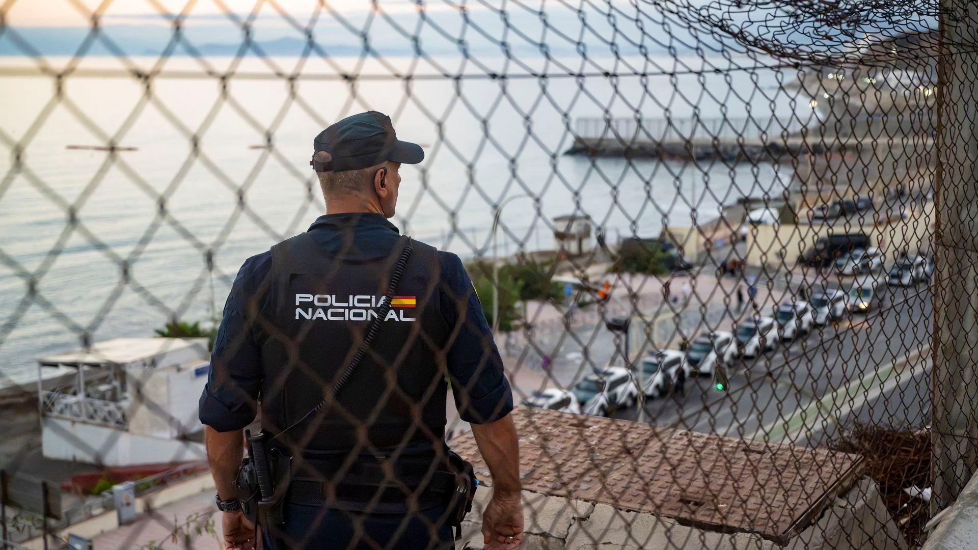 Agente en la frontera del Tarajal en Ceuta Agente en la frontera del Tarajal en Ceuta