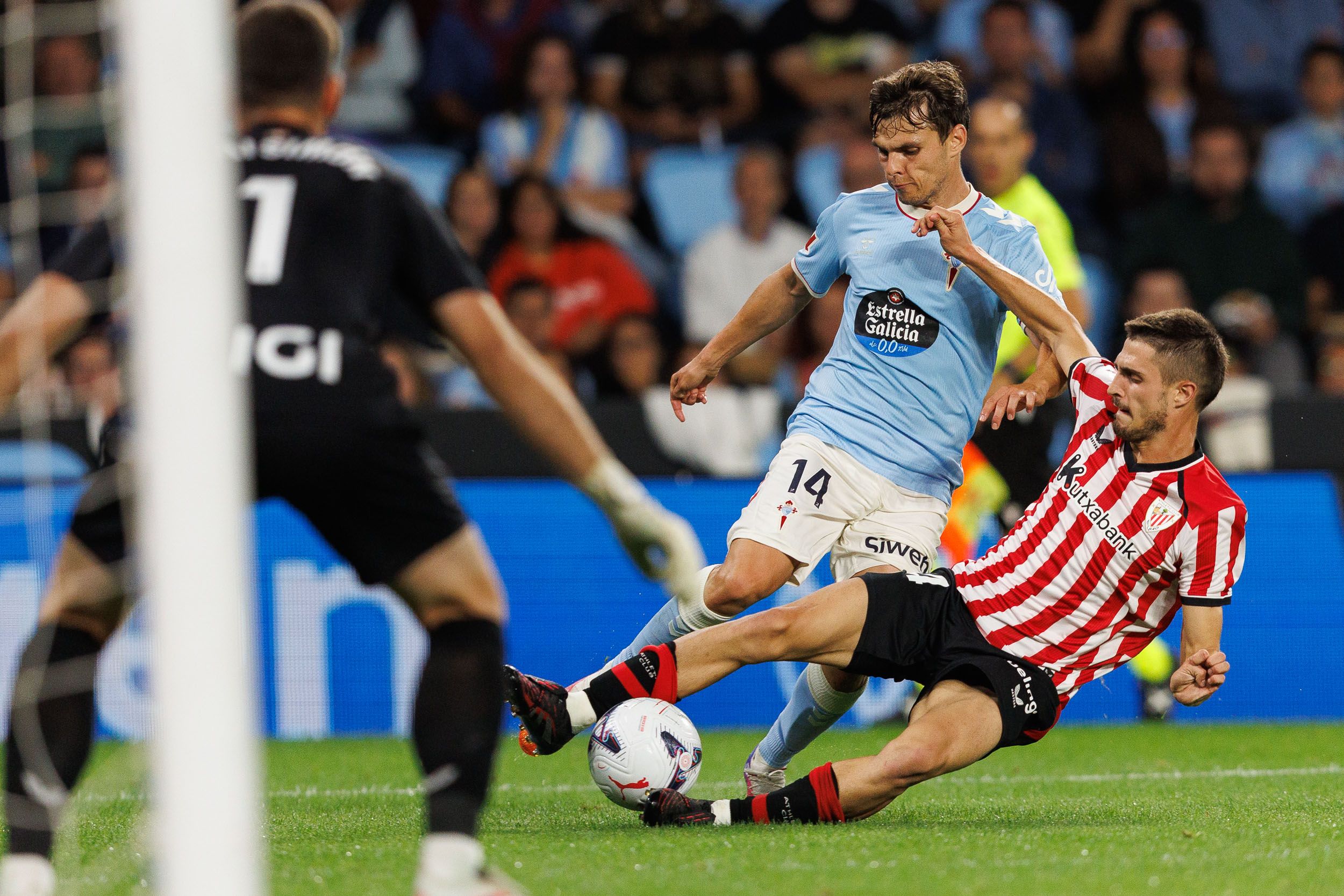 Aleix Febas recibe la entrada de Sancet en el Celta-Athletic