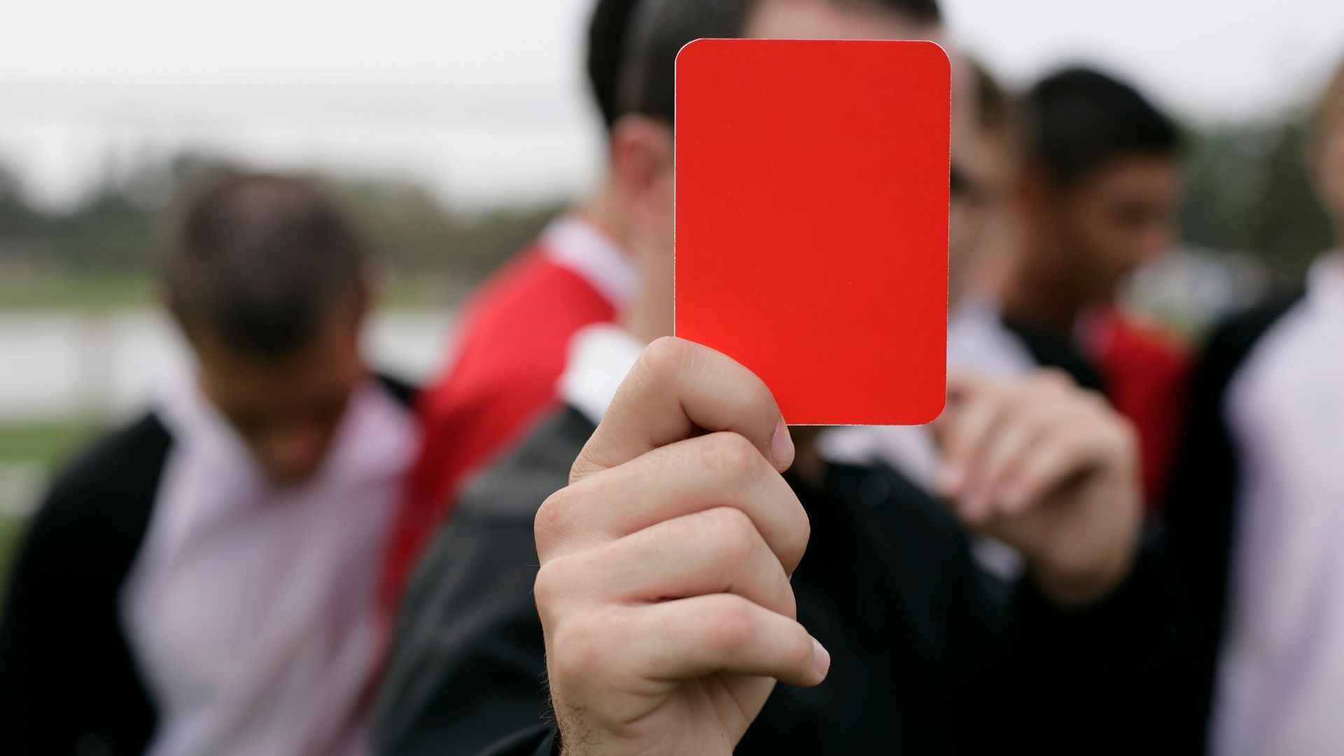 Brutal agresión a un árbitro de 19 años y a su padre en un partido de juveniles por pitar un penalti en Zaragoza