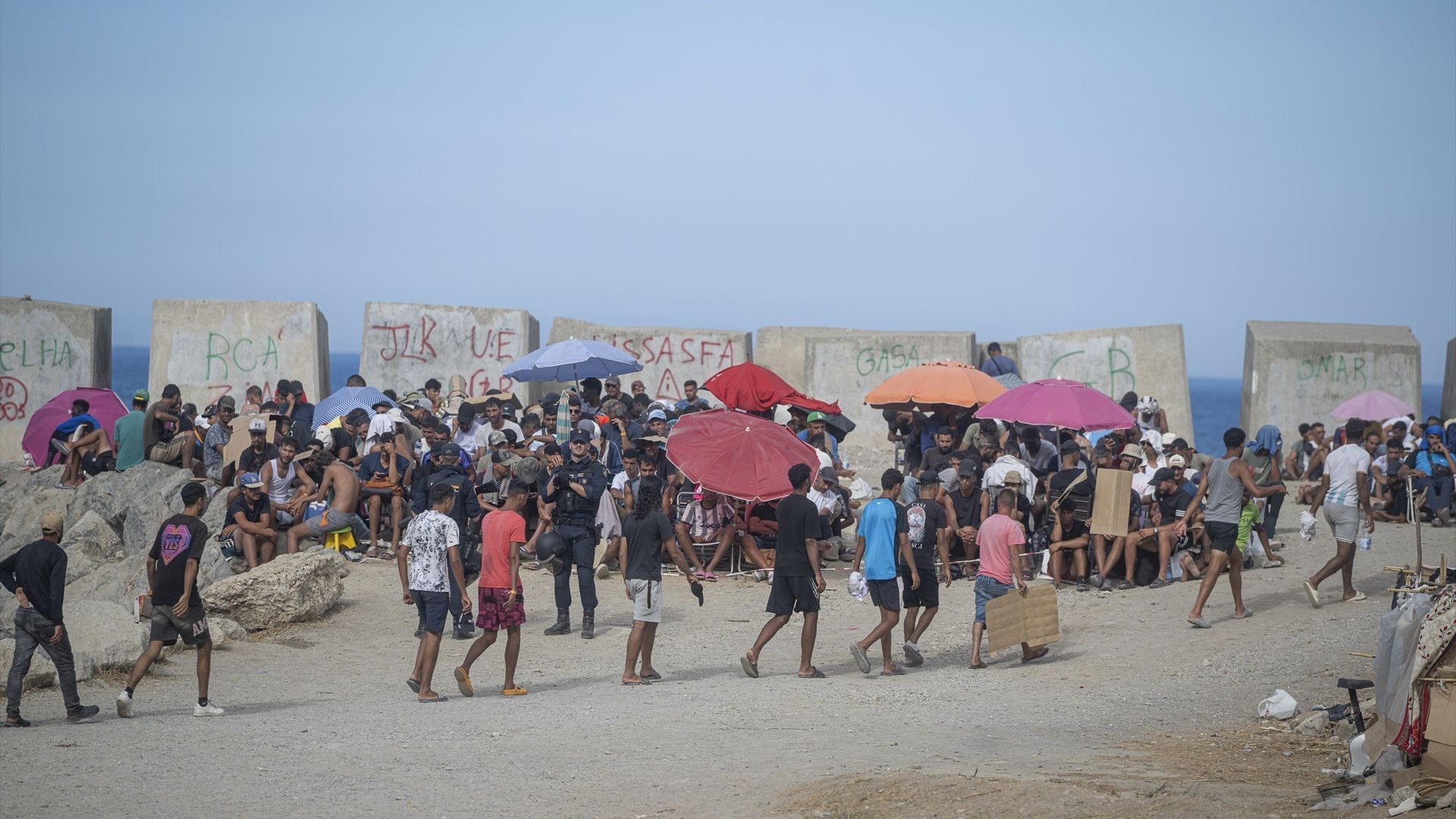 Decenas de migrantes asentados en la playa de Ceuta se refugian en el monte para esquivar el traslado policial Decenas de migrantes asentados en la playa de Ceuta se refugian en el monte para esquivar el traslado policial