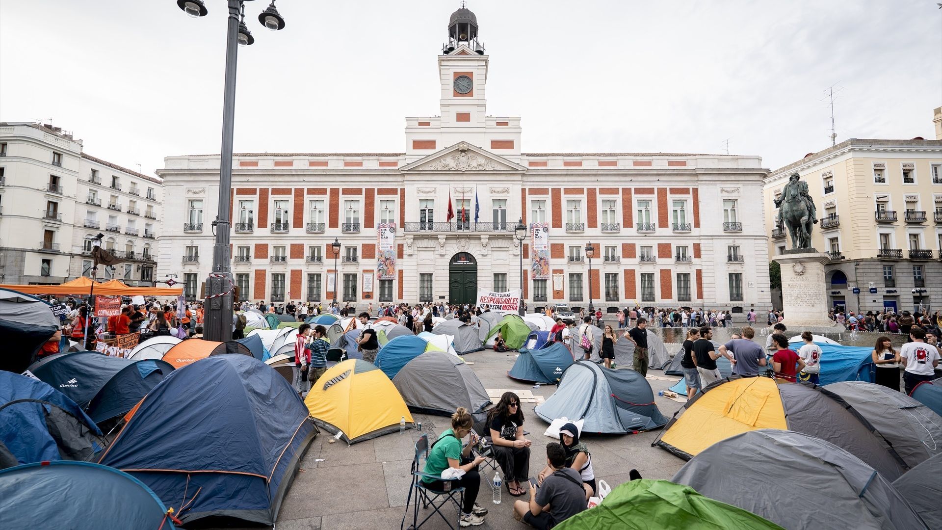El Ayuntamiento de Madrid exige a la Delegación del Gobierno "reponer" la normalidad en Sol: "No puede mirar para otro lado" El Ayuntamiento de Madrid exige a la Delegación del Gobierno "reponer" la normalidad en Sol: "No puede mirar para otro lado"