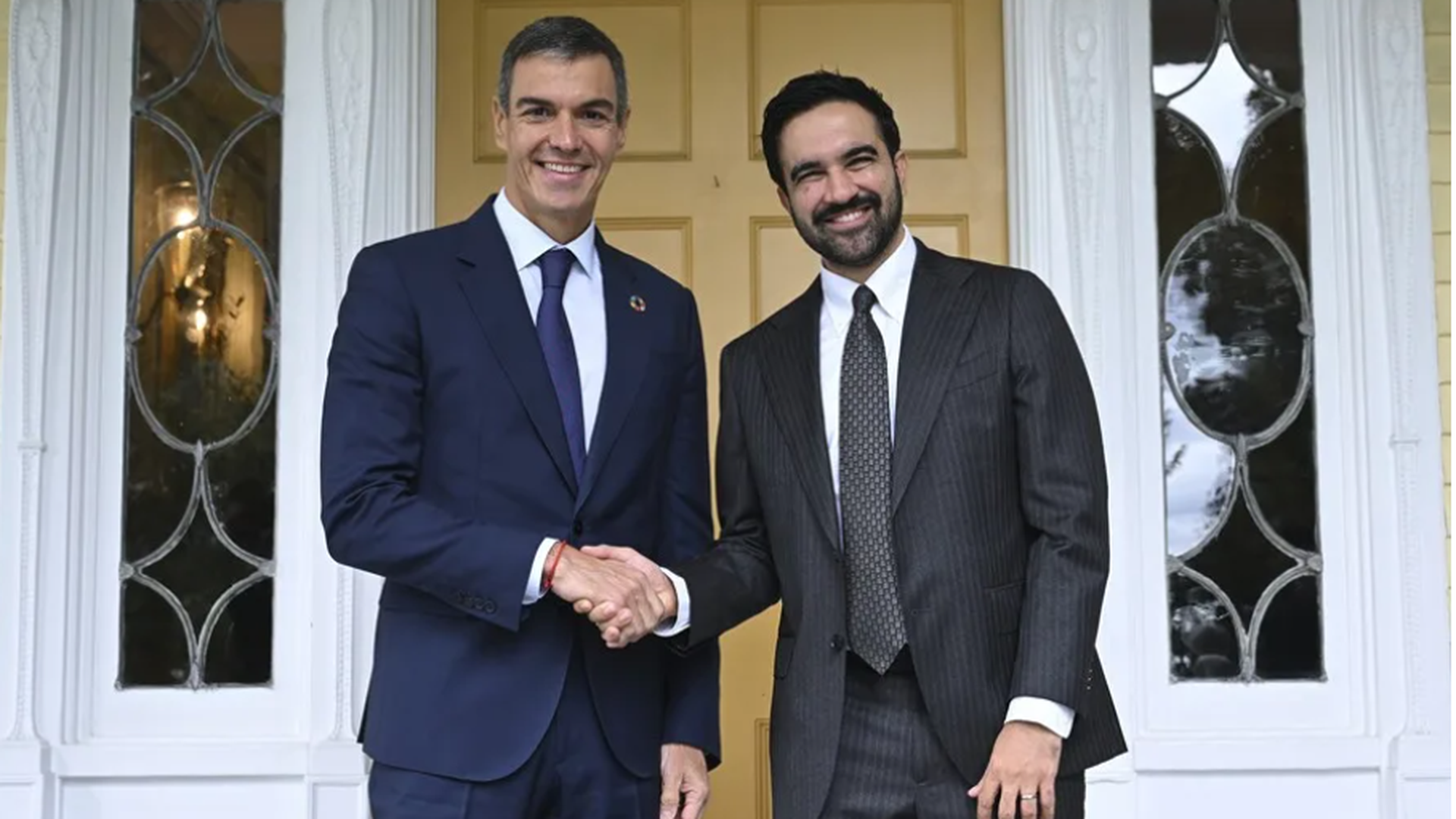 El vídeo viral del alcalde de Nueva York junto a Pedro Sánchez: "Ser de izquierdas significa intentar tiros difíciles" El vídeo viral del alcalde de Nueva York junto a Pedro Sánchez: "Ser de izquierdas significa intentar tiros difíciles"