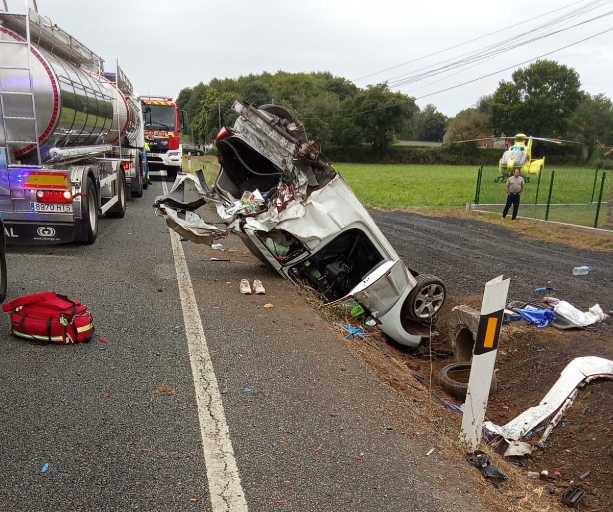 Imagen del coche volcado tras el accidente