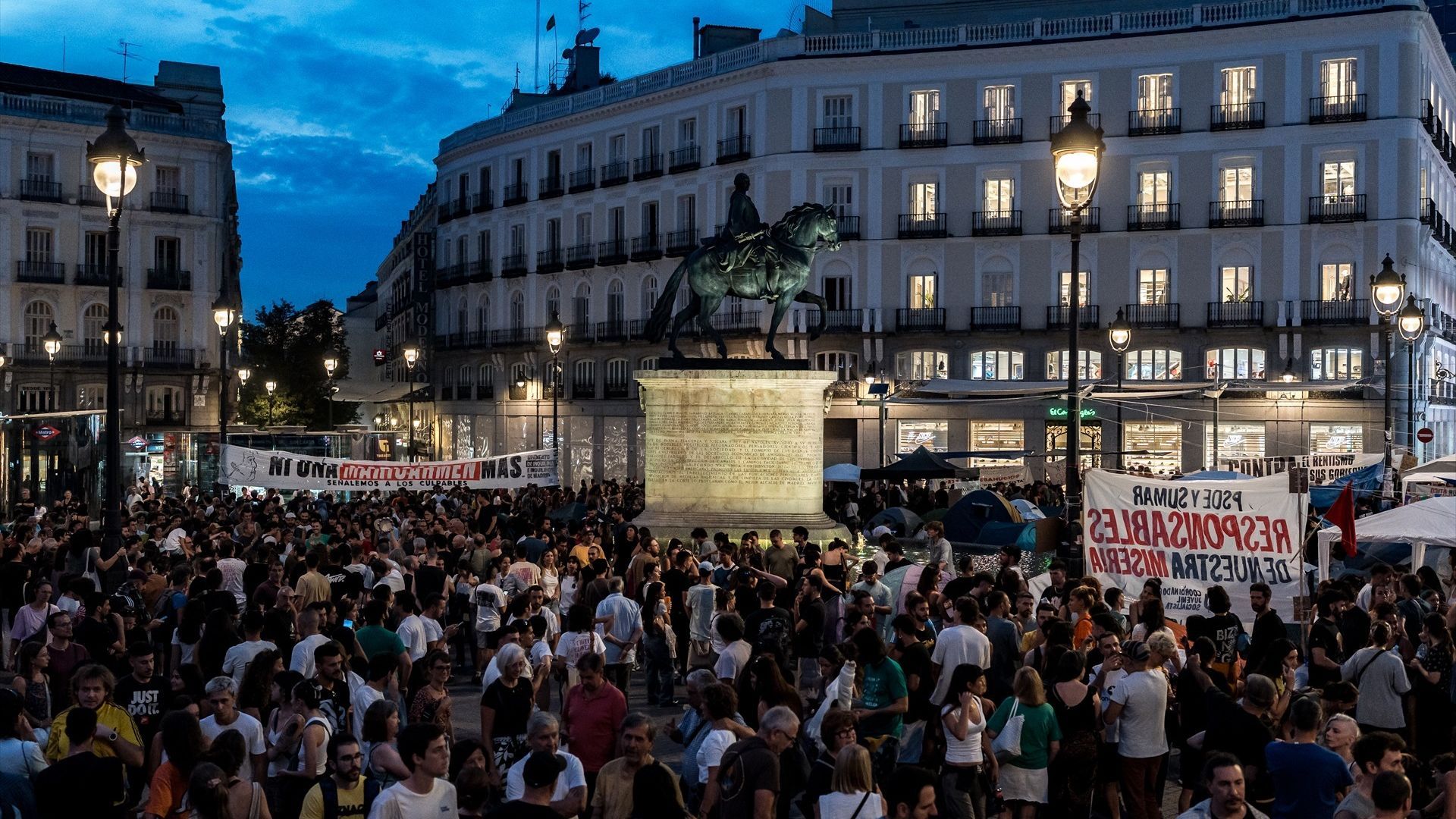 Iván, un joven de 30 años que se ha acercado a la Puerta del Sol para apoyar la acampada: "Me siento esperanzado" Iván, un joven de 30 años que se ha acercado a la Puerta del Sol para apoyar la acampada: "Me siento esperanzado"