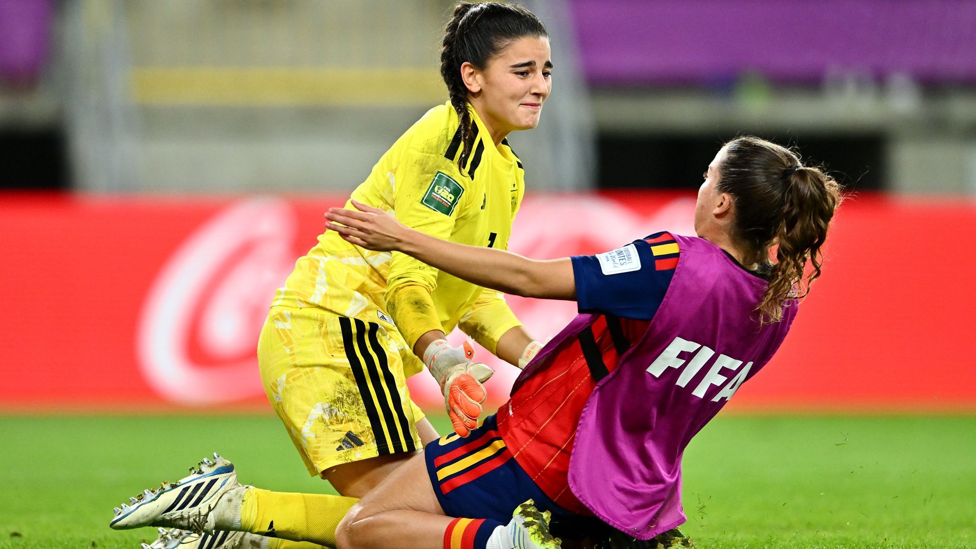 Laia López celebra sus paradas en la tanda de penaltis de la final del Mundial sub 20