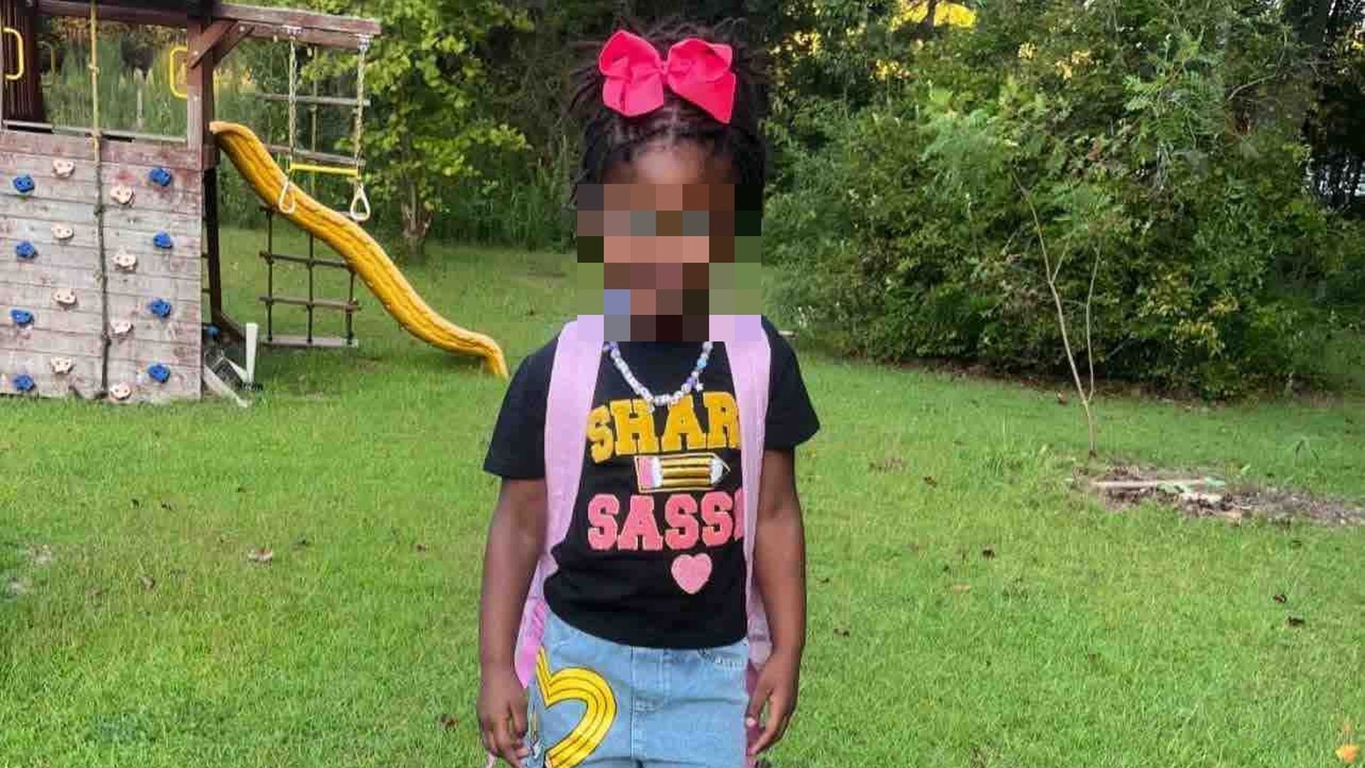 Muere una niña de cuatro años en Georgia tras ser encontrada en un cubo de basura lleno de agua y peces
