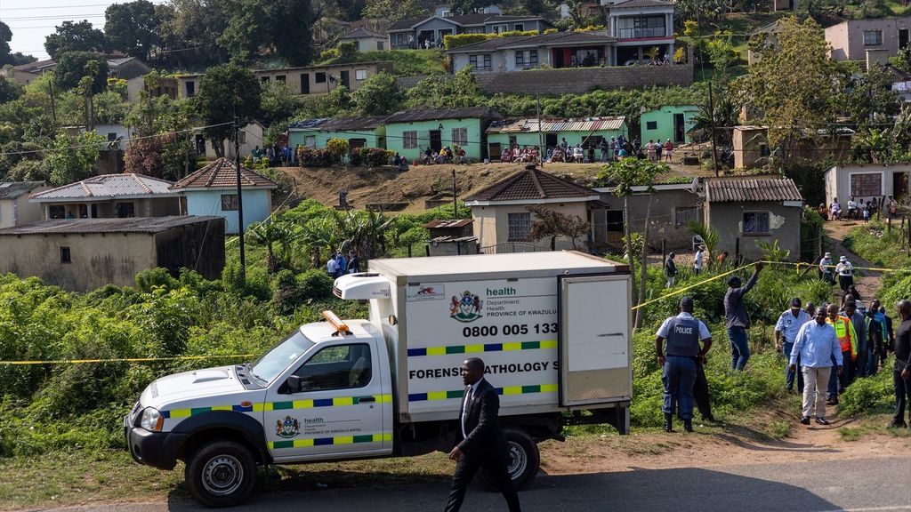Mueren cerca de 30 personas en dos tiroteos en Sudáfrica: la Policía busca a los implicados