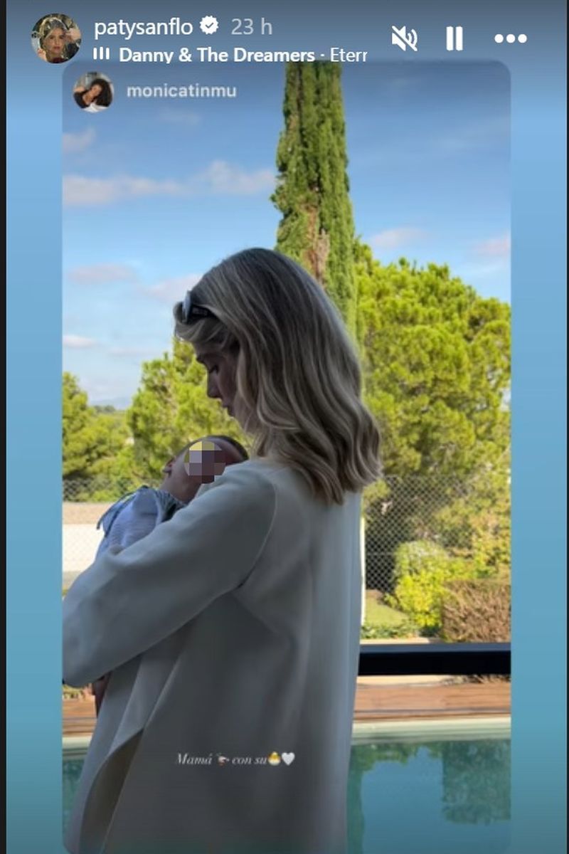 Paty Sánchez Flores cogiendo a su bebé en brazos