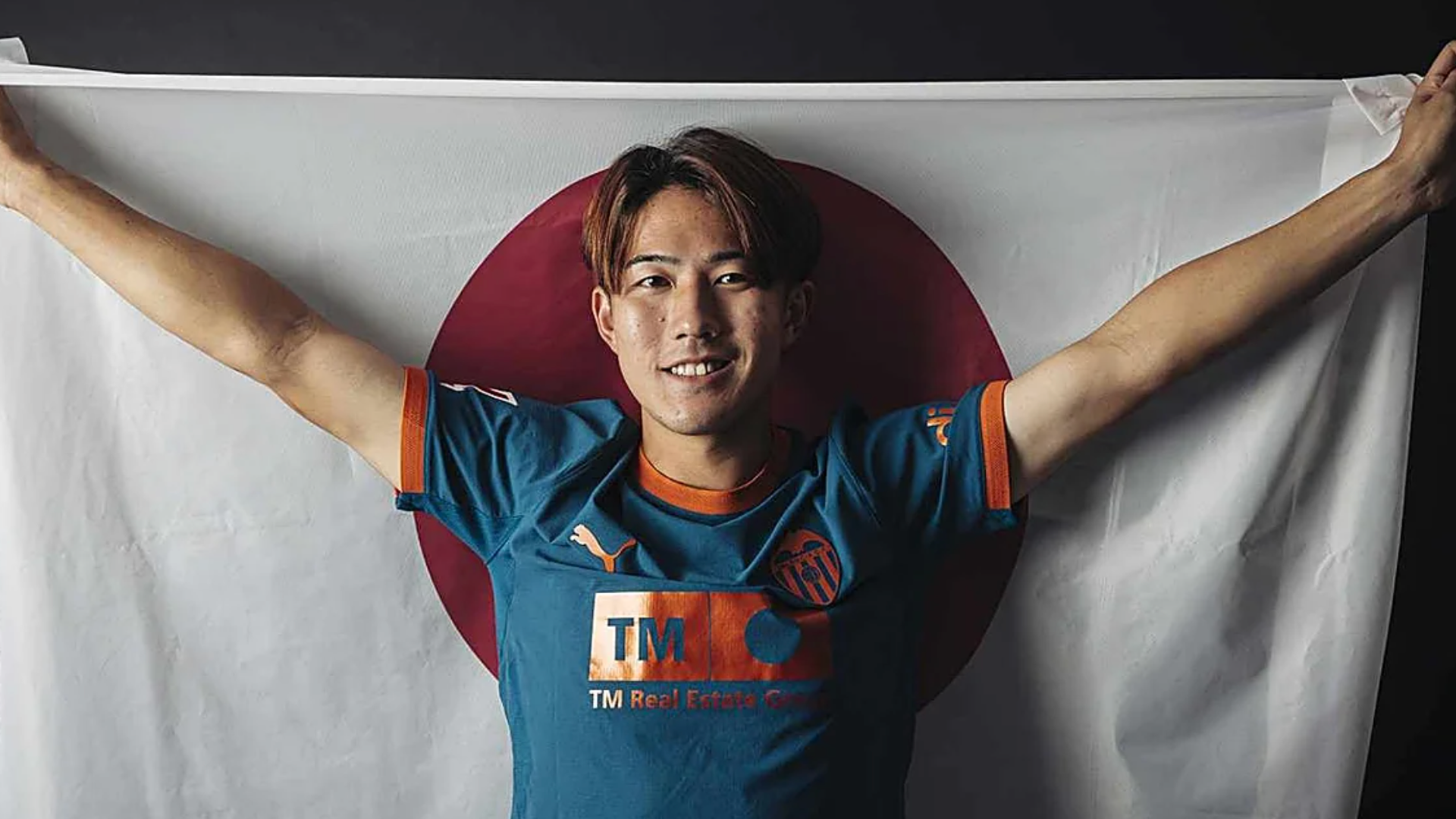 Ryonosuke Sato con la bandera de Japón Ryonosuke Sato con la bandera de Japón