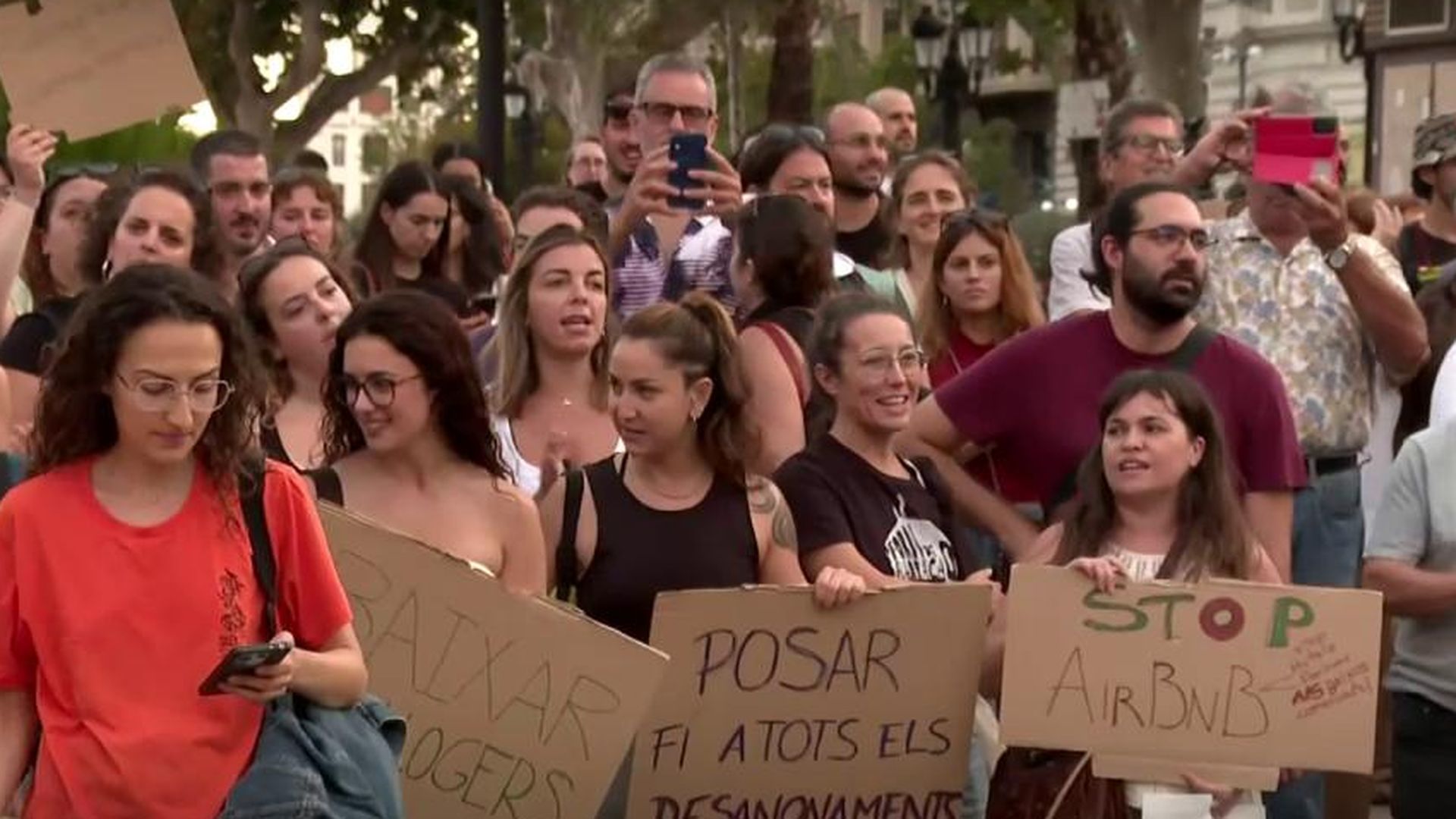 Valencia sale a la calle "por todas las MariCarmen" y en apoyo a real decreto de vivienda