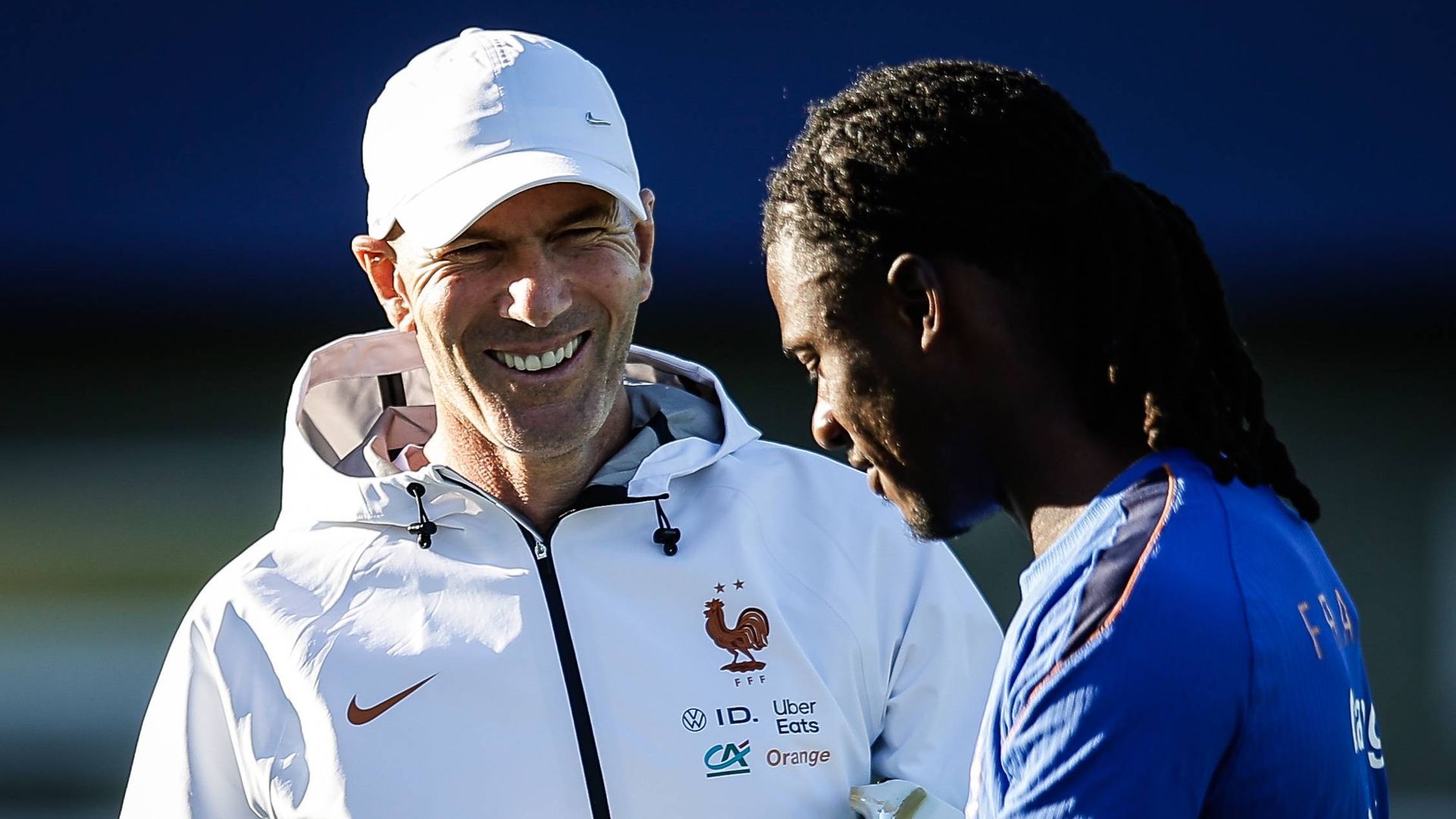Zinedine Zidane y Eduardo Camavinga, en un entrenamiento de Francia